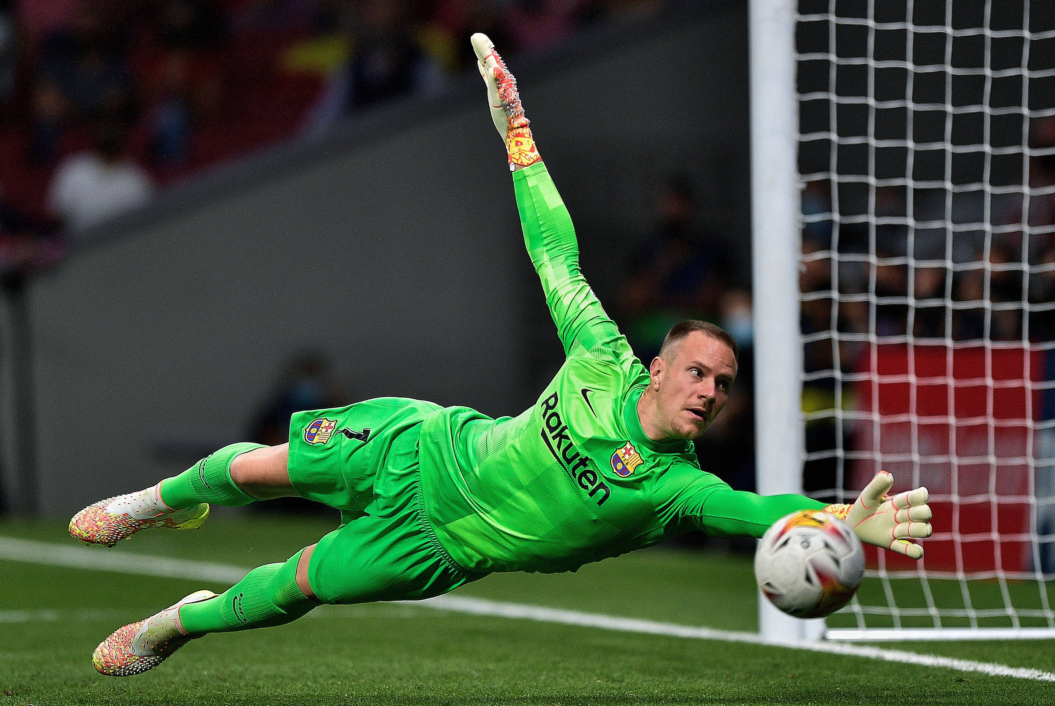 Torhüter Marc André ter Stegen ist bei Borussia Mönchengladbach zum Profi gereift und steht seit 2014 beim spanischen Klub FC Barcelona unter Vertrag. Auf diesem Foto ist ter Stegen bei einer Parade am 3. Oktober 2021 im Stadion von Atletico Madrid zu sehen. Er springt in die Ecke des Tores.