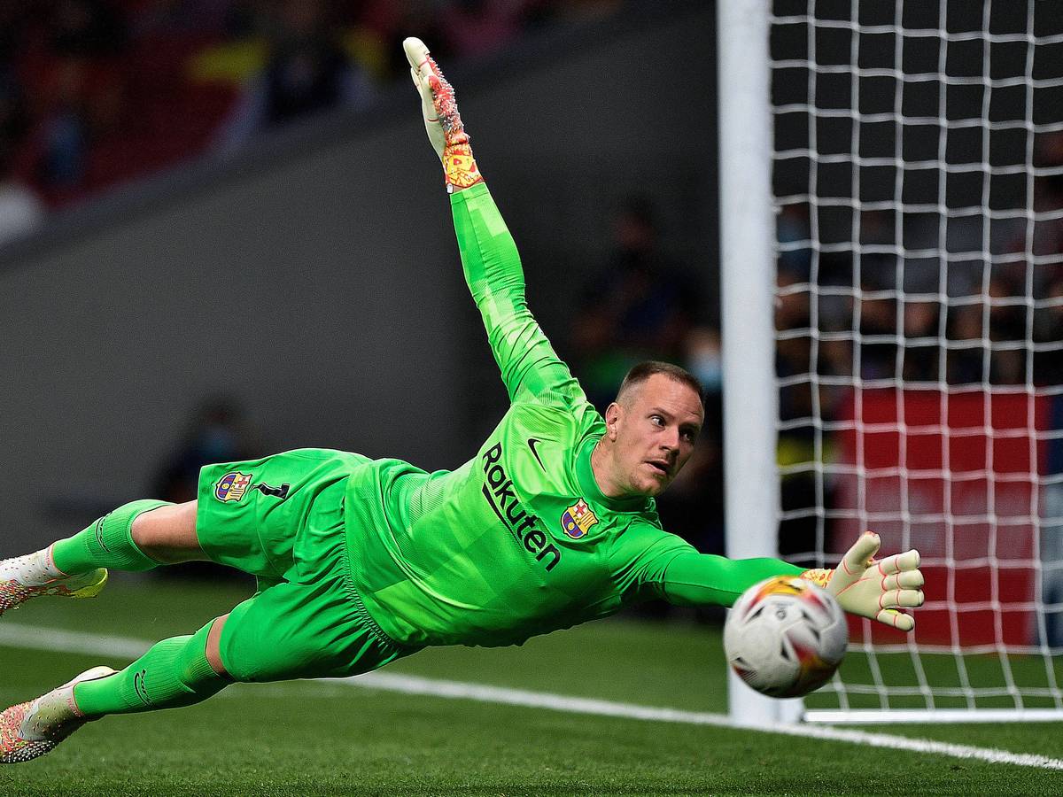 Torhüter Marc André ter Stegen ist bei Borussia Mönchengladbach zum Profi gereift und steht seit 2014 beim spanischen Klub FC Barcelona unter Vertrag. Auf diesem Foto ist ter Stegen bei einer Parade am 3. Oktober 2021 im Stadion von Atletico Madrid zu sehen. Er springt in die Ecke des Tores.