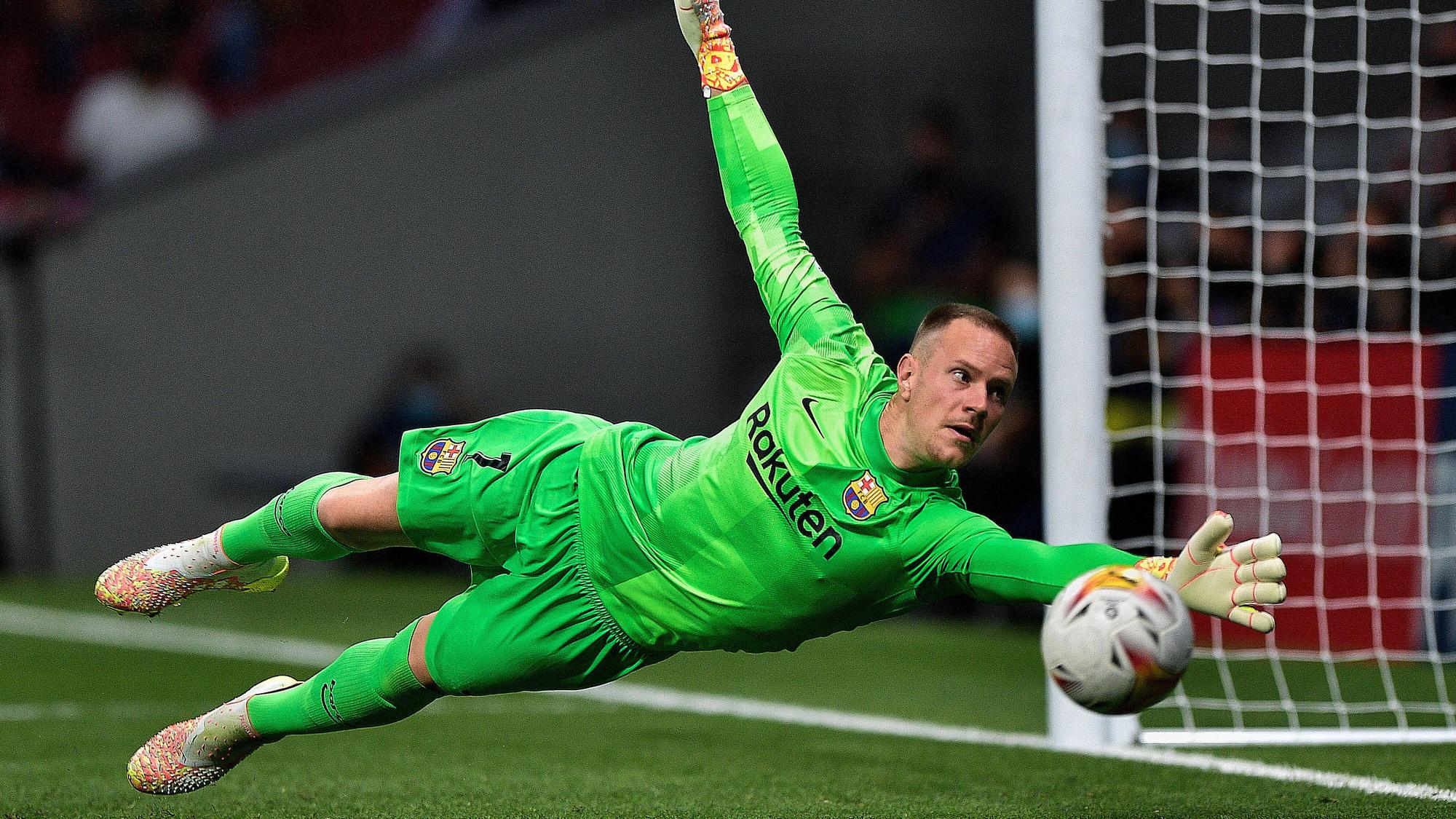 Torhüter Marc André ter Stegen ist bei Borussia Mönchengladbach zum Profi gereift und steht seit 2014 beim spanischen Klub FC Barcelona unter Vertrag. Auf diesem Foto ist ter Stegen bei einer Parade am 3. Oktober 2021 im Stadion von Atletico Madrid zu sehen. Er springt in die Ecke des Tores.