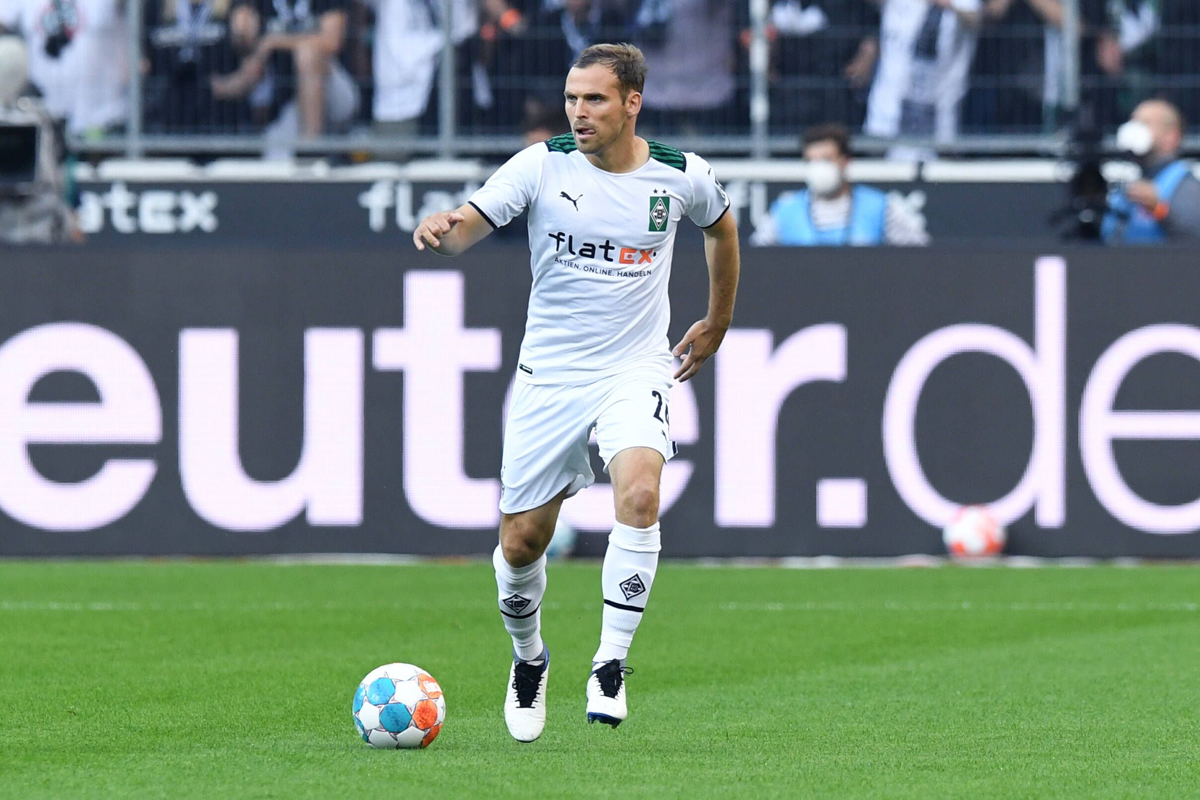 Verteidiger Tony Jantschke von Fußball-Bundesligist Borussia Mönchengladbach, auf diesem Foto am 25. September 2021 im Borussia-Park zu sehen. Jantschke hat den Ball am Fuß und beobachtet das Spielgeschehen.
