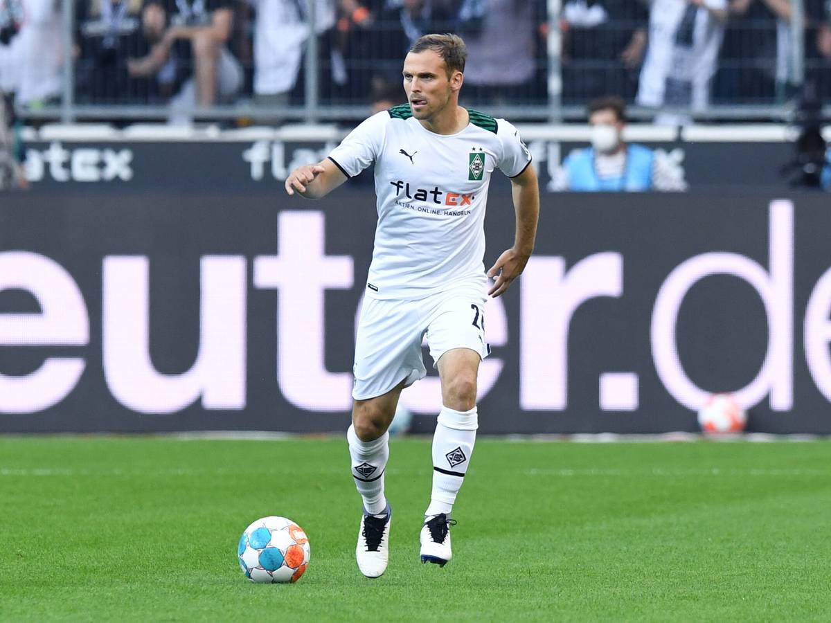 Verteidiger Tony Jantschke von Fußball-Bundesligist Borussia Mönchengladbach, auf diesem Foto am 25. September 2021 im Borussia-Park zu sehen. Jantschke hat den Ball am Fuß und beobachtet das Spielgeschehen.