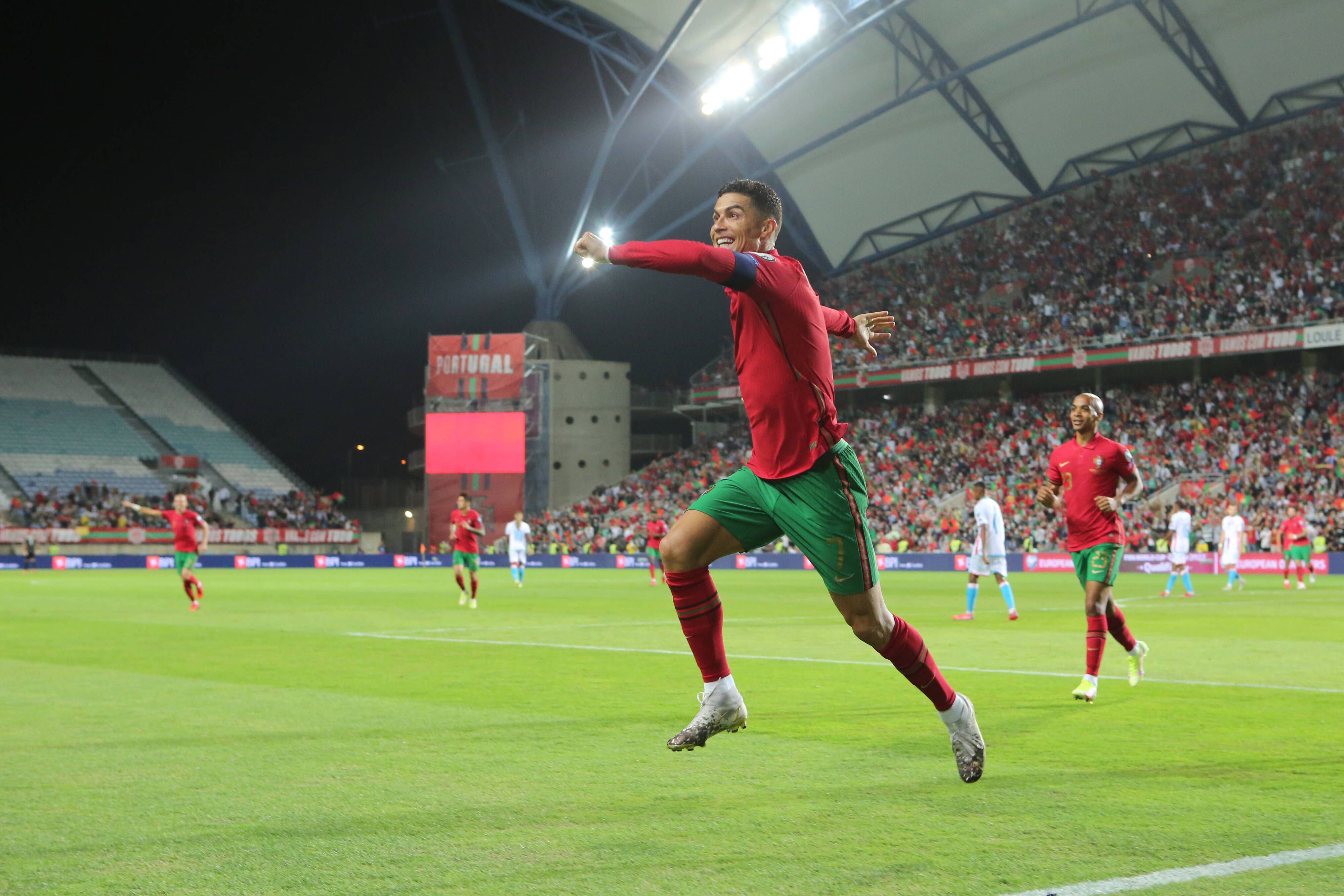 Superstar Cristiano Ronaldo feiert beim 5:0-Sieg mit Portugal gegen Luxemburg am 12. Oktober 2021 einen seiner drei Treffer. Er springt jubelnd in die Luft.