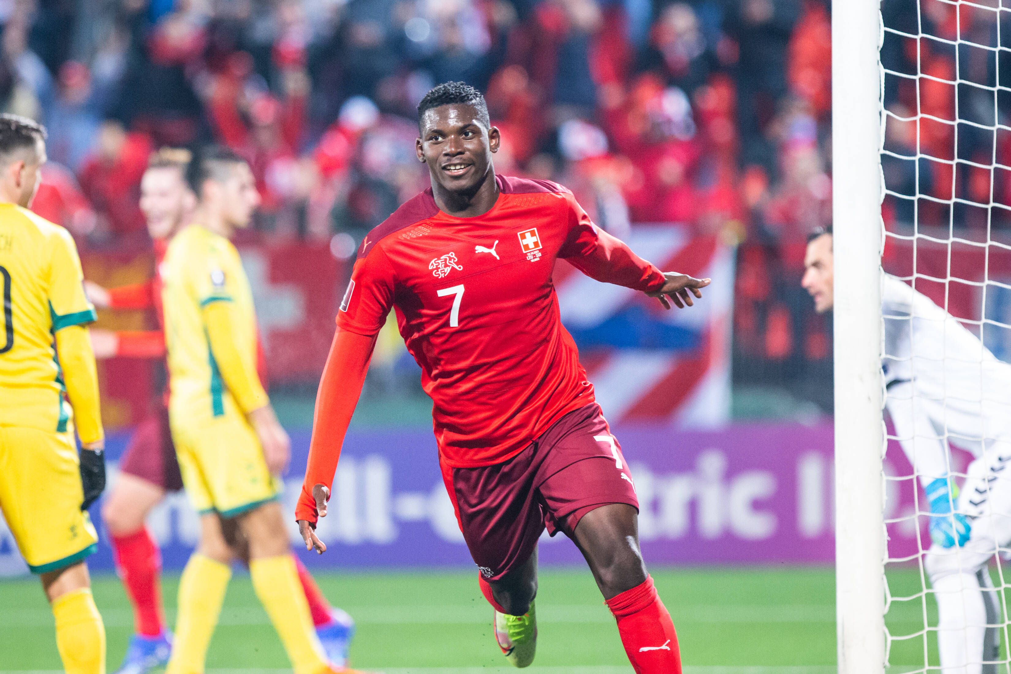 Gladbach-Stürmer Breel Embolo jubelt am 12. Oktober 2021 in Vilnius über sein Tor zum 1:0 beim Sieg der Schweizer Nationalmannschaft in der WM-Qualifikation gegen Litauen. Embolo lacht, dreht ab und breitet die Arme während des Laufens aus.