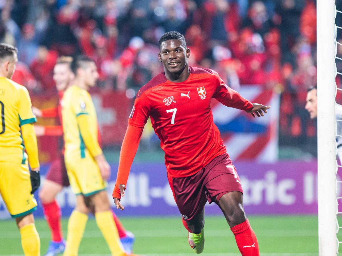 Gladbach-Stürmer Breel Embolo jubelt am 12. Oktober 2021 in Vilnius über sein Tor zum 1:0 beim Sieg der Schweizer Nationalmannschaft in der WM-Qualifikation gegen Litauen. Embolo lacht, dreht ab und breitet die Arme während des Laufens aus.