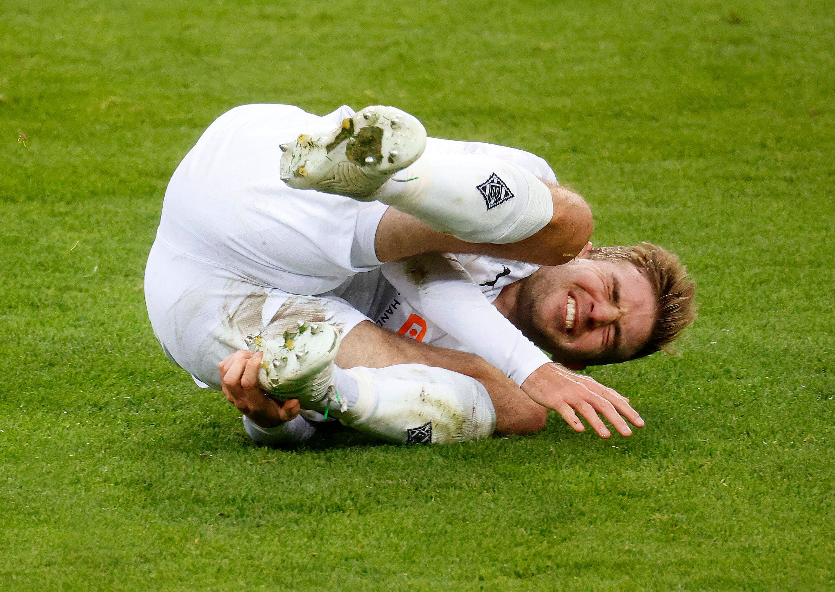 Christoph Kramer von Borussia Mönchengladbach. Auf diesem Foto ist der Mittelfeldspieler am 21. November 2020 zu sehen. Er liegt mit schmerzverrzertem Gesicht auf dem Spielfeld.