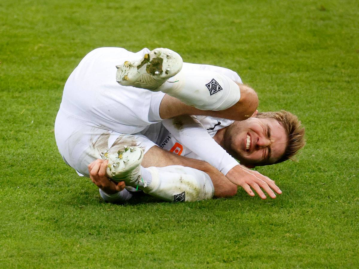 Christoph Kramer von Borussia Mönchengladbach. Auf diesem Foto ist der Mittelfeldspieler am 21. November 2020 zu sehen. Er liegt mit schmerzverrzertem Gesicht auf dem Spielfeld.