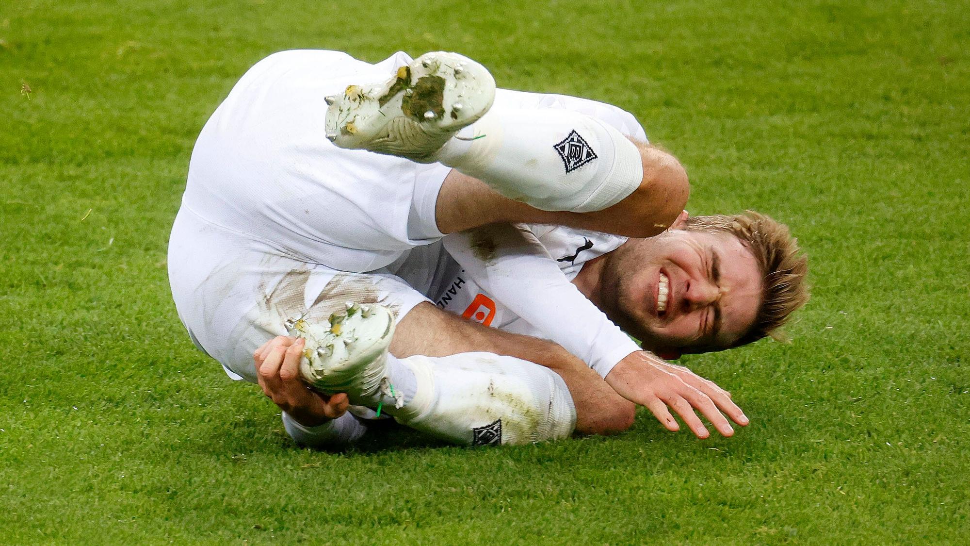 Christoph Kramer von Borussia Mönchengladbach. Auf diesem Foto ist der Mittelfeldspieler am 21. November 2020 zu sehen. Er liegt mit schmerzverrzertem Gesicht auf dem Spielfeld.