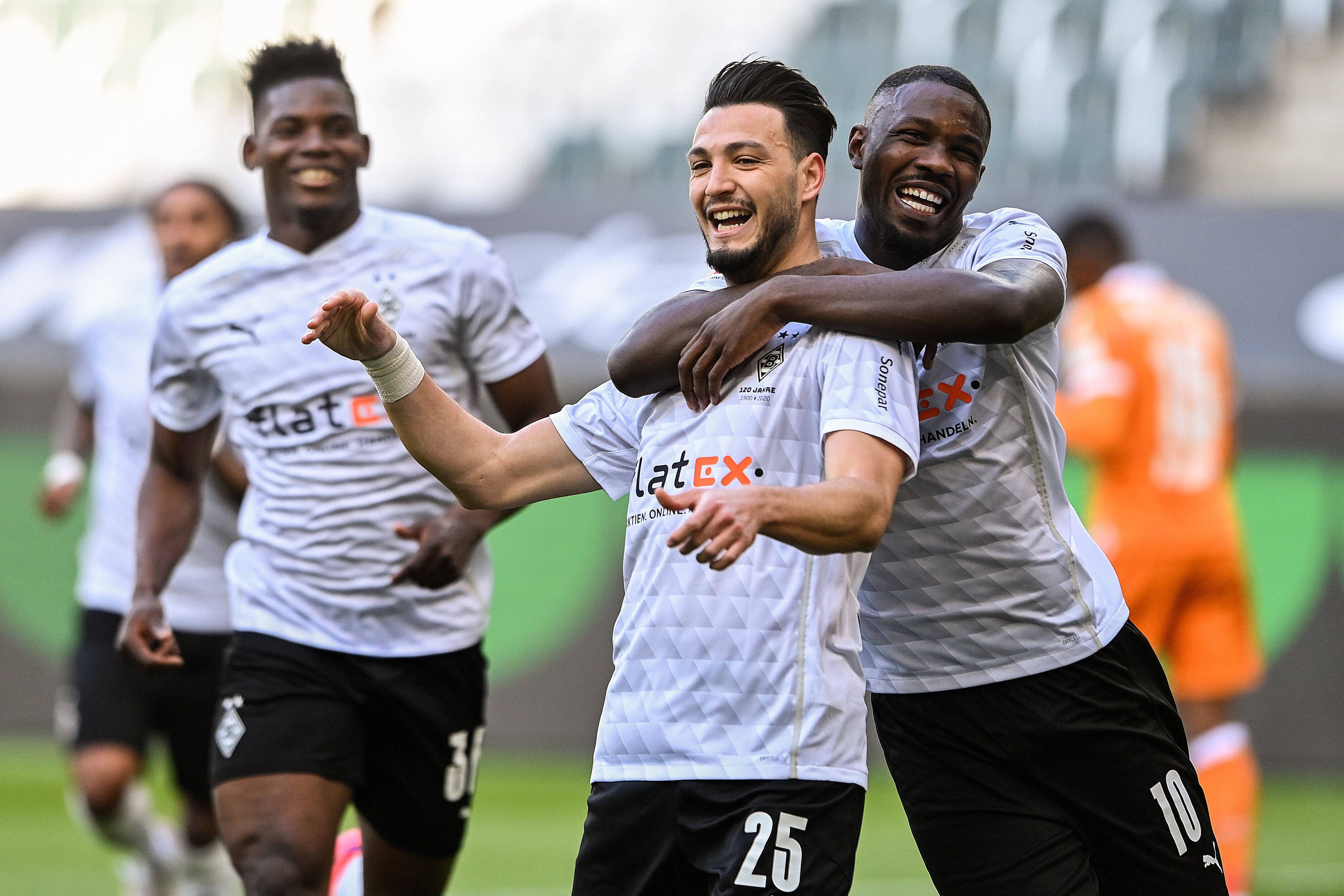Auf Verteidiger Ramy Bensebaini (Mitte) und Stürmer Marcus Thuram muss Borussia Mönchengladbach bereits seit Wochen verzichten. Auf diesem Foto sind die beidem 25. April 2021 im Borussia-Park zu sehen. Thuram umarmt Bensebaini.