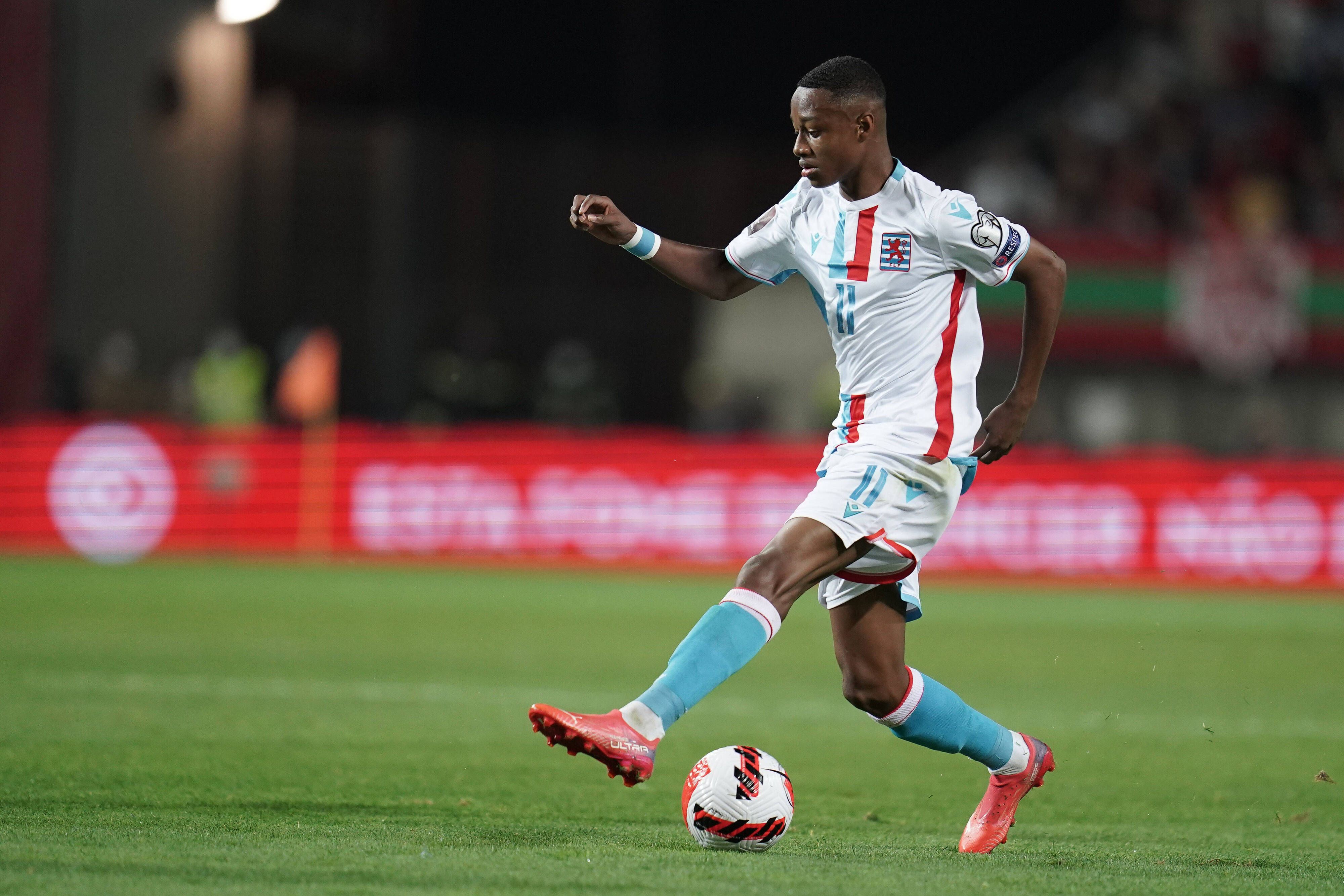 Top-Talent Yvandro Borges Sanches, hier im Einsatz für Luxemburg im WM-Qualifikationsspiel gegen Portugal am 12. Oktober 2021, hat seinen 2023 auslaufenden Vertrag bei Borussia Mönchengladbach noch nicht verlängert. In dieser Szene kontrolliert er den Ball.
