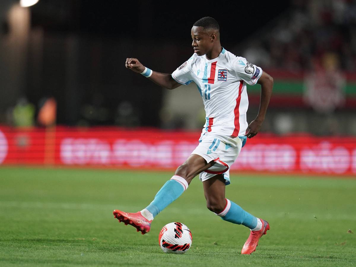 Top-Talent Yvandro Borges Sanches, hier im Einsatz für Luxemburg im WM-Qualifikationsspiel gegen Portugal am 12. Oktober 2021, hat seinen 2023 auslaufenden Vertrag bei Borussia Mönchengladbach noch nicht verlängert. In dieser Szene kontrolliert er den Ball.