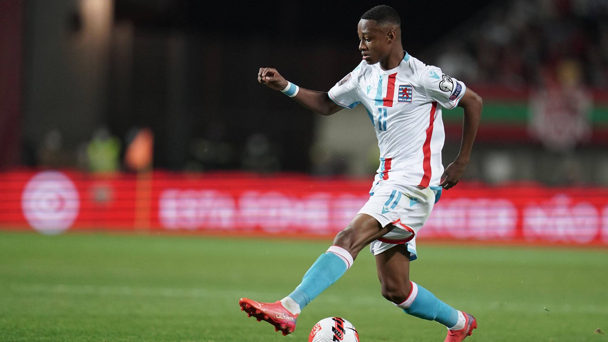 Gladbach-Talent Yvandro Borges Sanches ist für Luxemburg im WM-Qualifikationsspiel gegen Portugal am 12. Oktober 2021 zum Einsatz gekommen. Borges führt den Ball und setzt zum Dribbling an.