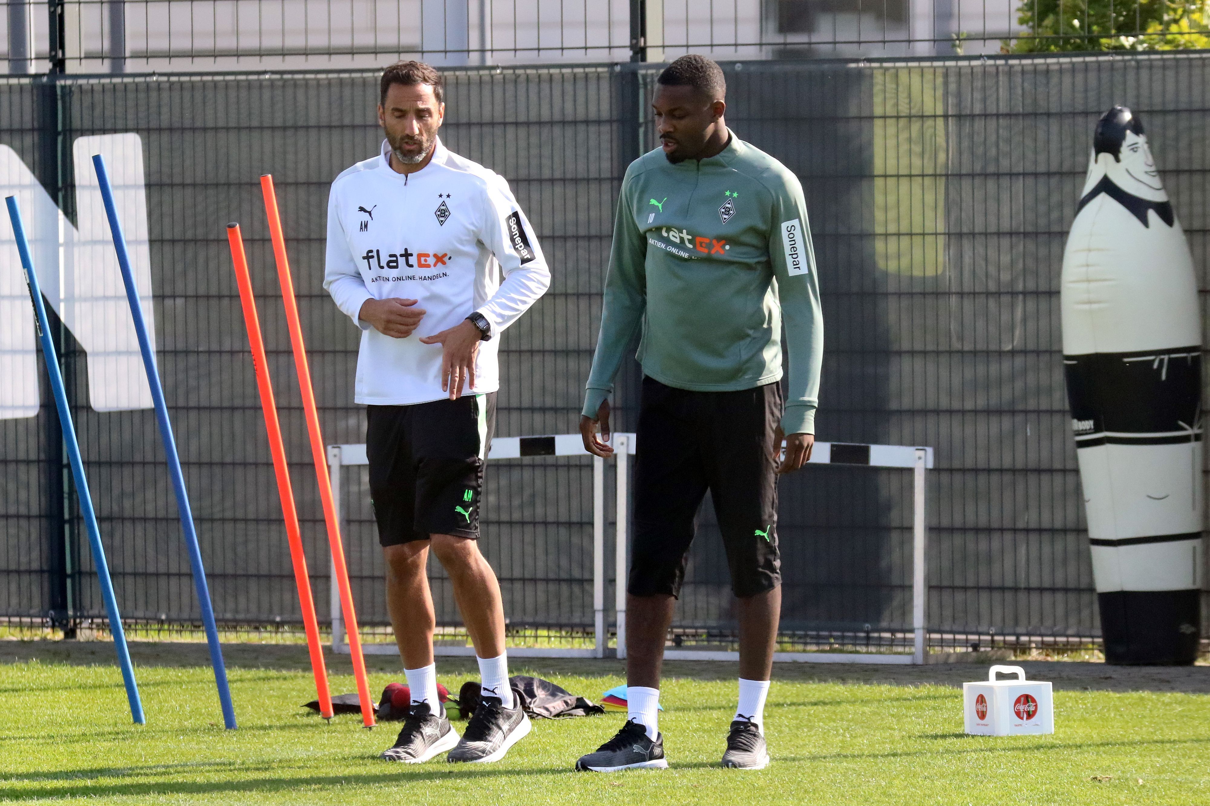 Gladbach-Stürmer Marcus Thuram (r.) befindet sich nach seiner Knieverletzung noch im Aufbautraining. Auf diesem Foto ist der Franzose am 23. September 2021 im individuellen Training mit Athletikcoach Alexander Mouhcine zu sehen. Thuram hört zu, was Mouhcine sagt.