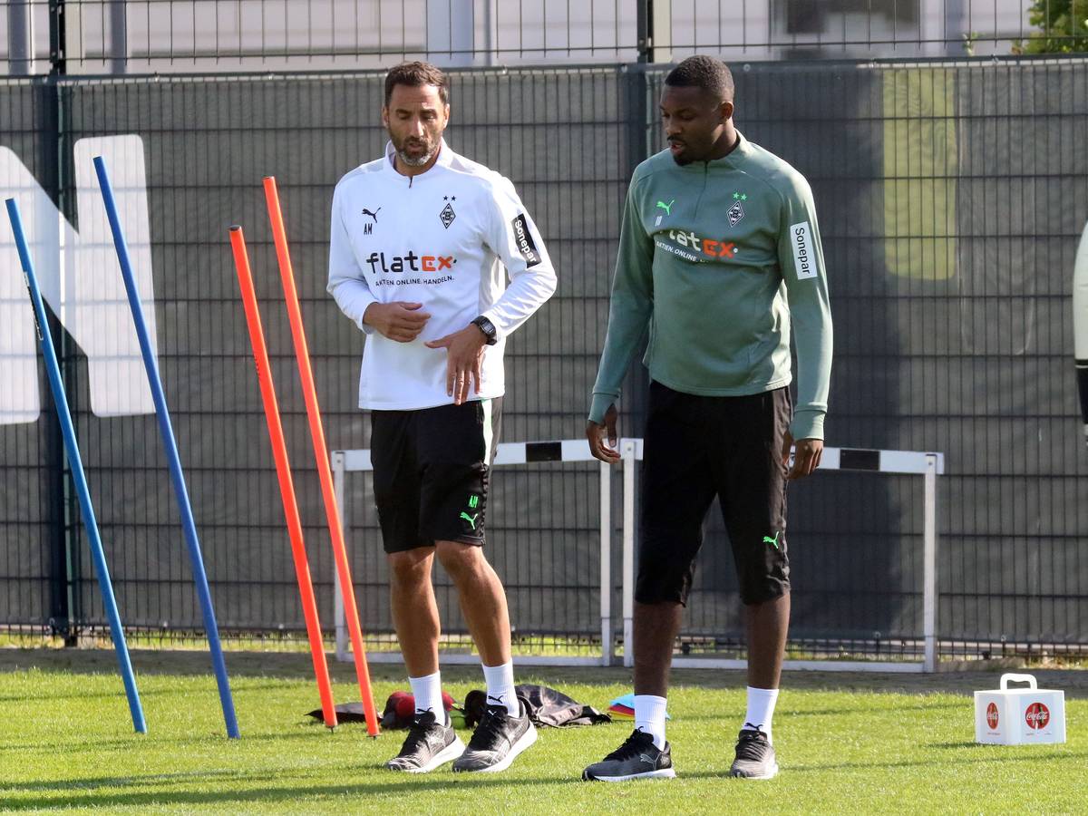 Gladbach-Stürmer Marcus Thuram (r.) befindet sich nach seiner Knieverletzung noch im Aufbautraining. Auf diesem Foto ist der Franzose am 23. September 2021 im individuellen Training mit Athletikcoach Alexander Mouhcine zu sehen. Thuram hört zu, was Mouhcine sagt.