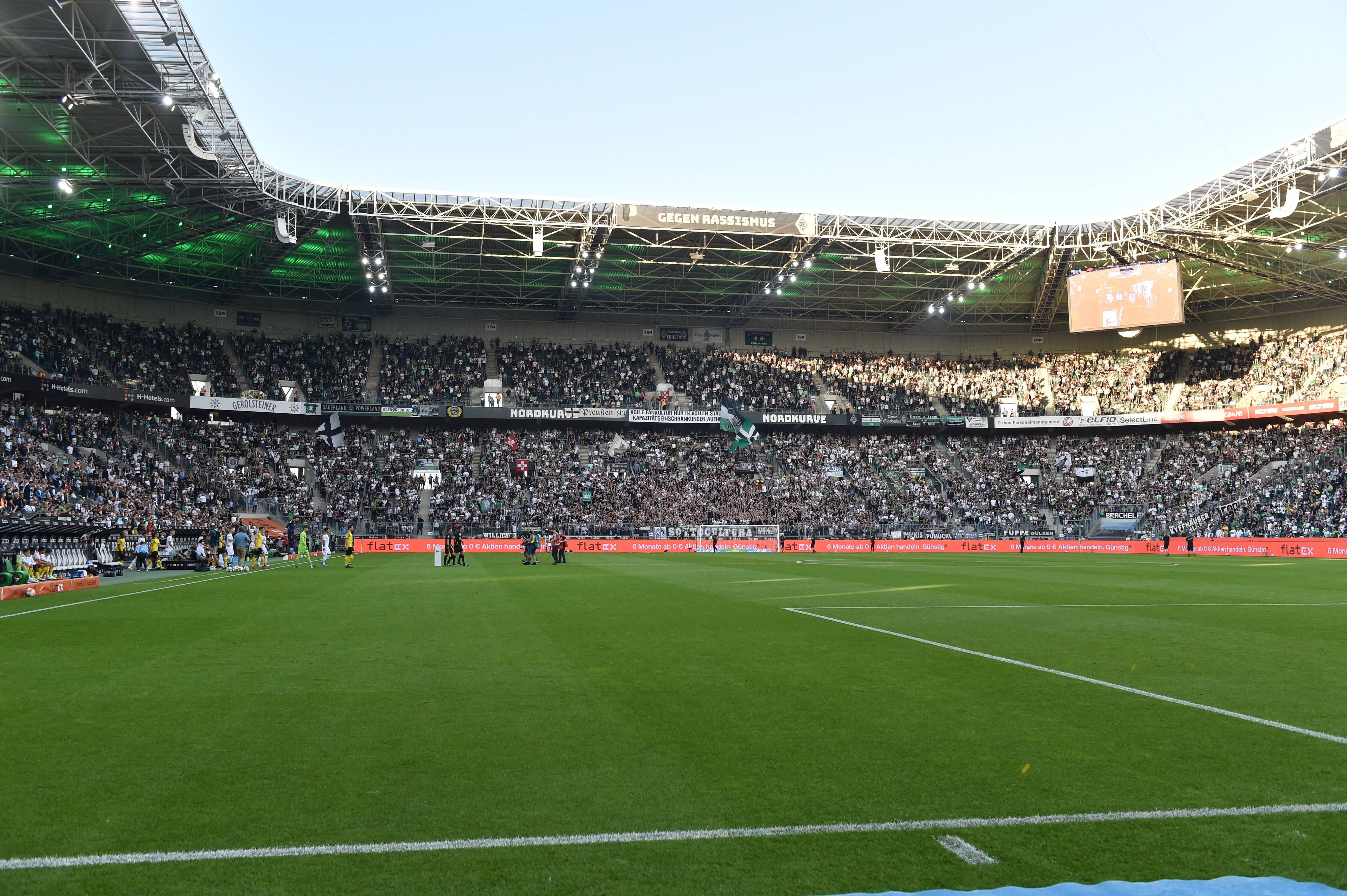 Der Borussia-Park in Mönchengladbach am 25. September 2021. Das Stadion ist von innen zu sehen.