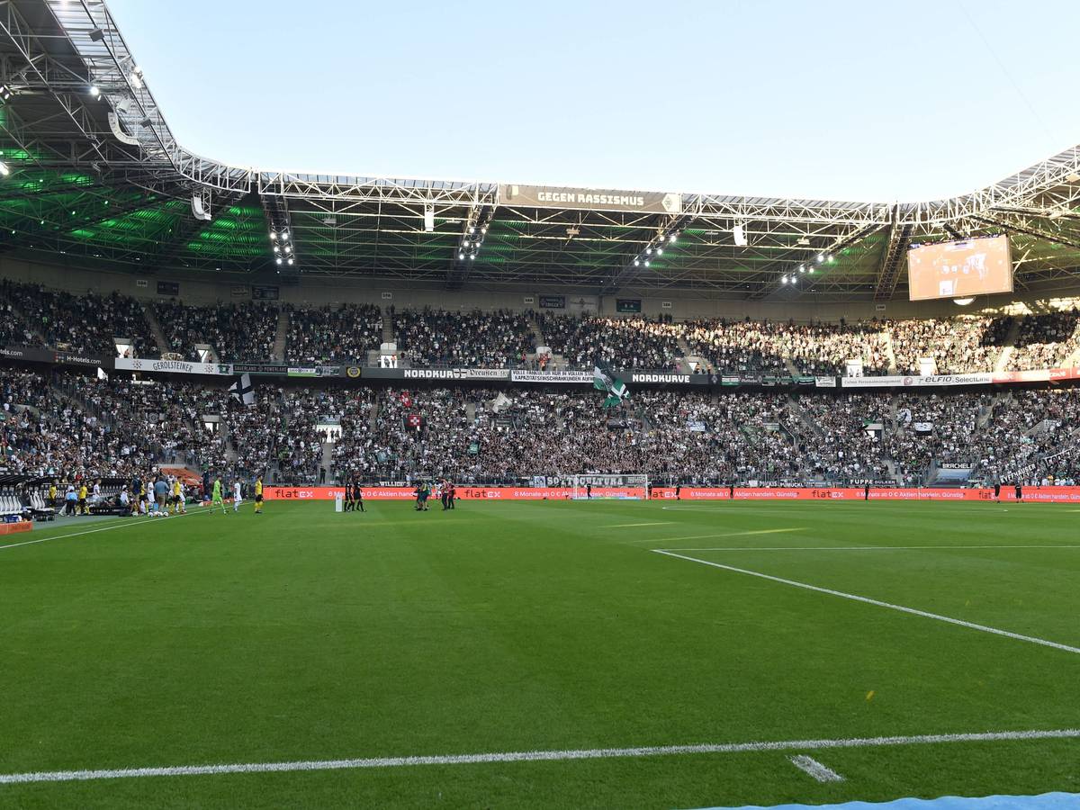 Der Borussia-Park in Mönchengladbach am 25. September 2021. Das Stadion ist von innen zu sehen.