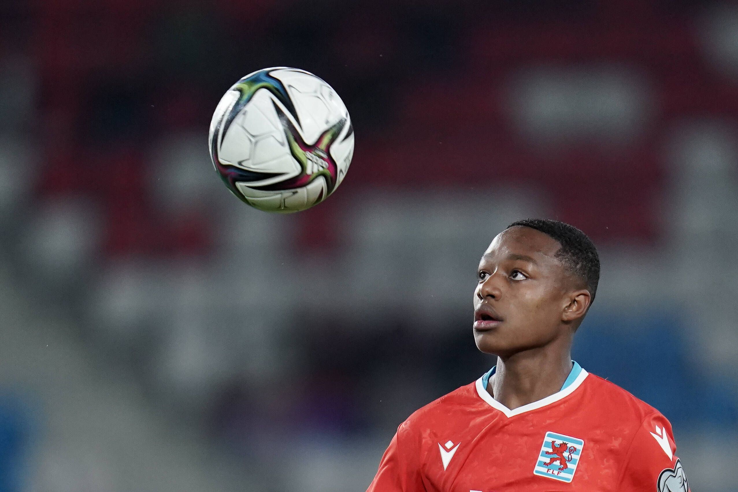 Yvandro Borges Sanches, hier am 9. Oktober 2021 im Einsatz für Luxemburg zu sehen, hat bei Fußball-Bundesligist Borussia Mönchengladbach einen Profivertrag unterschrieben. Borges Sanches schaut auf den Ball.