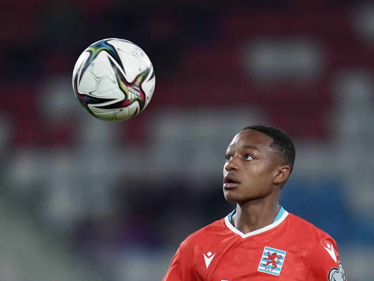 Yvandro Borges Sanches, hier am 9. Oktober 2021 im Einsatz für Luxemburg zu sehen, hat bei Fußball-Bundesligist Borussia Mönchengladbach einen Profivertrag unterschrieben. Borges Sanches schaut auf den Ball.