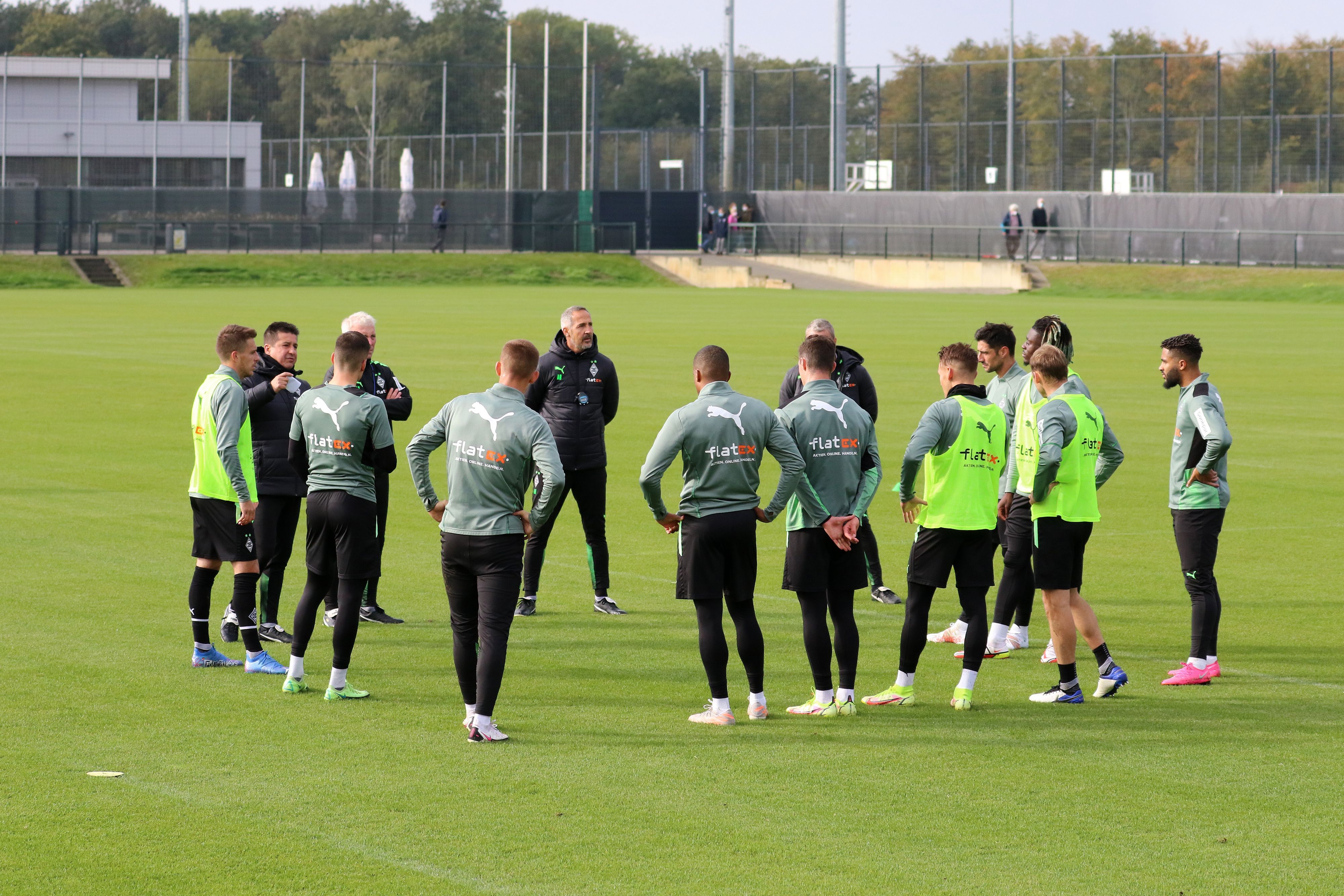 Mit einer kleinen Gruppe trainierte das Team von Borussia Mönchengladbach am Mittwoch (14. Oktober). Das Foto zeigt sie im Kreis stehend, den Anweisungen von Trainer Adi Hütter folgend.