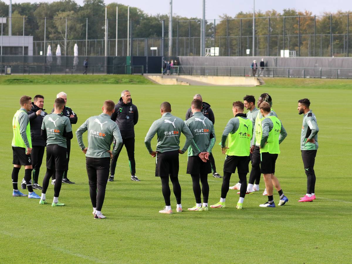 Mit einer kleinen Gruppe trainierte das Team von Borussia Mönchengladbach am Mittwoch (14. Oktober). Das Foto zeigt sie im Kreis stehend, den Anweisungen von Trainer Adi Hütter folgend.