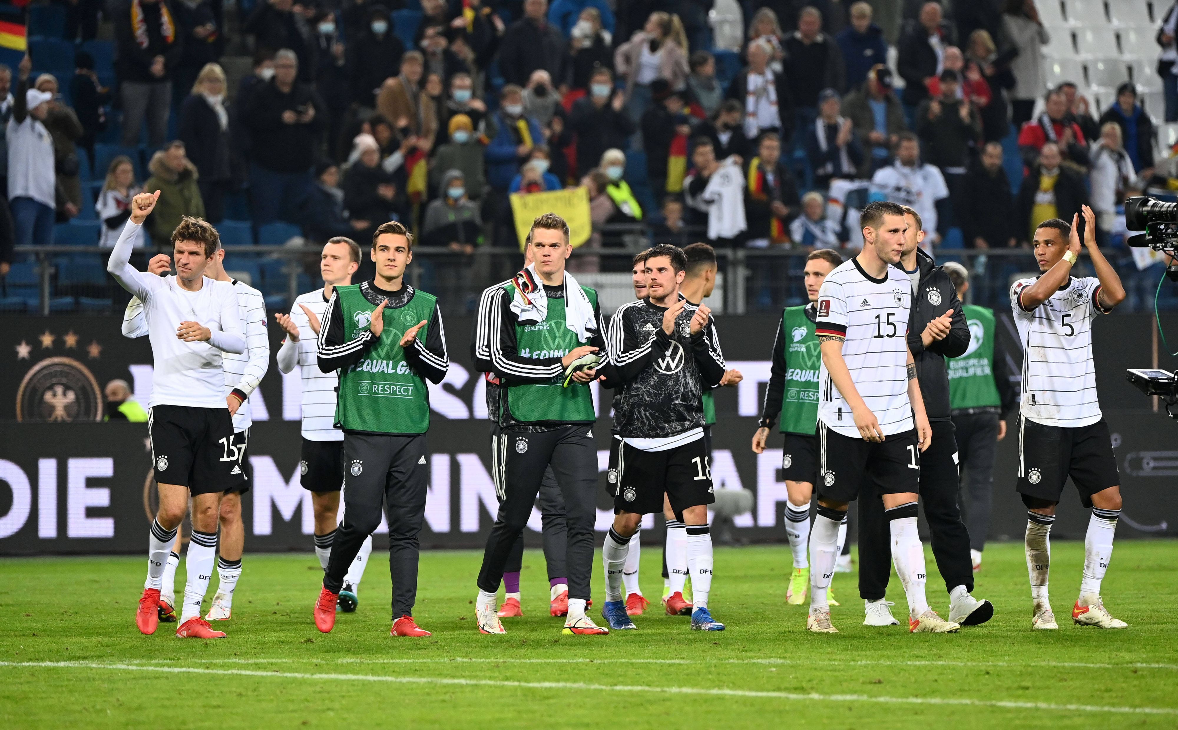 Thomas Müller, Florian Neuhaus, Matthias Ginter, Jonas Hofmann, Niklas Süle und Thilo Kehrer, applaudieren den Fans der DFB-Elf am 8. Oktober 2021 nach dem Qualifikations-Match gegen Rumänien in Hamburg.