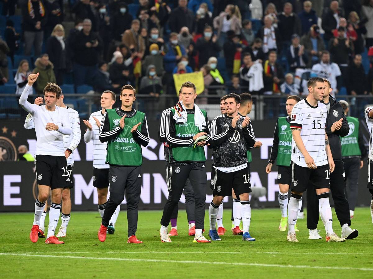 Thomas Müller, Florian Neuhaus, Matthias Ginter, Jonas Hofmann, Niklas Süle und Thilo Kehrer, applaudieren den Fans der DFB-Elf am 8. Oktober 2021 nach dem Qualifikations-Match gegen Rumänien in Hamburg.