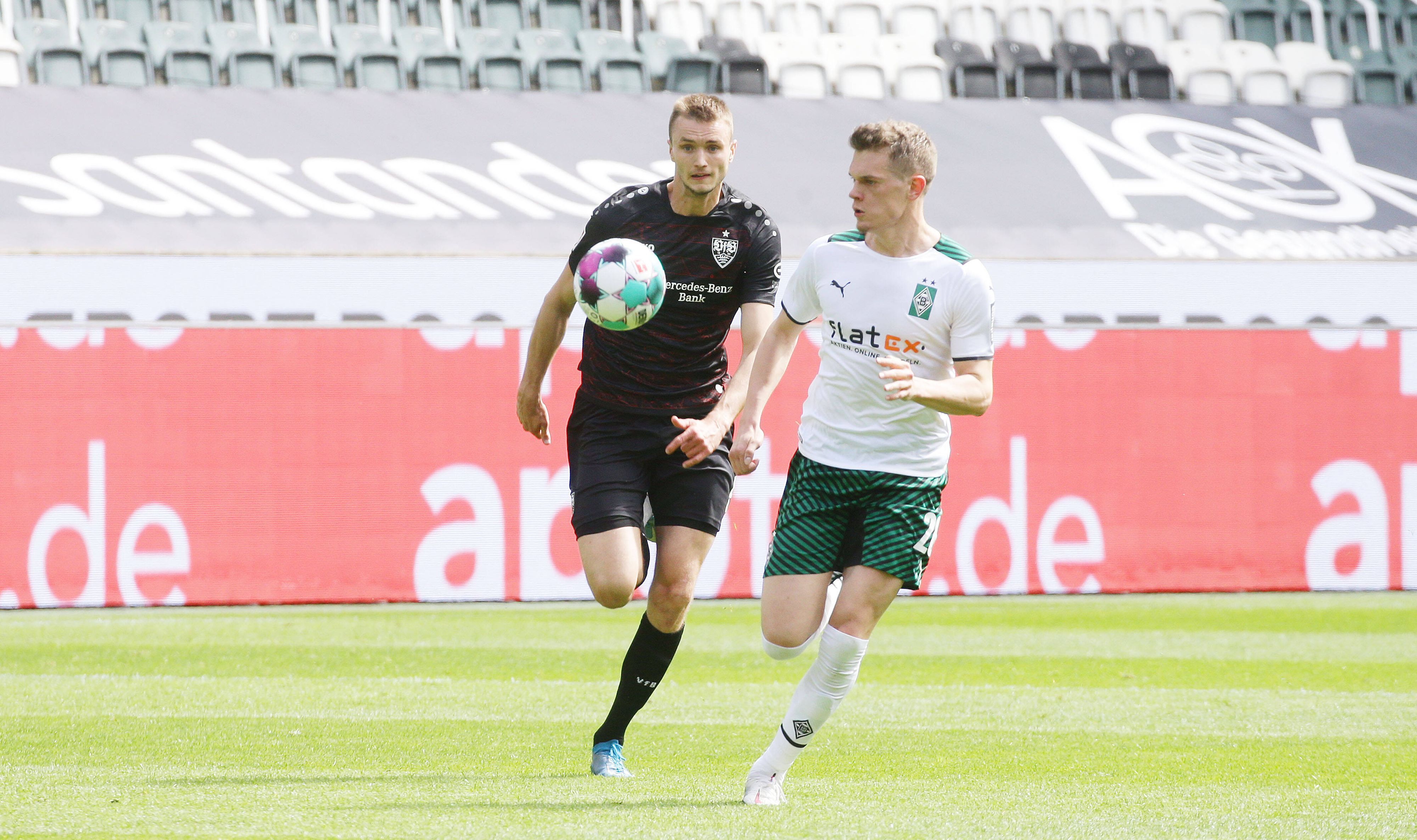Das Foto zeigt Stuttgarts Sasa Kalajdzic (l.) im Zweikampf mit Gladbachs Matthias Ginter (r.) beim Aufeinandertreffen beider Teams am 15. Mai 2021 im Borussia-Park.