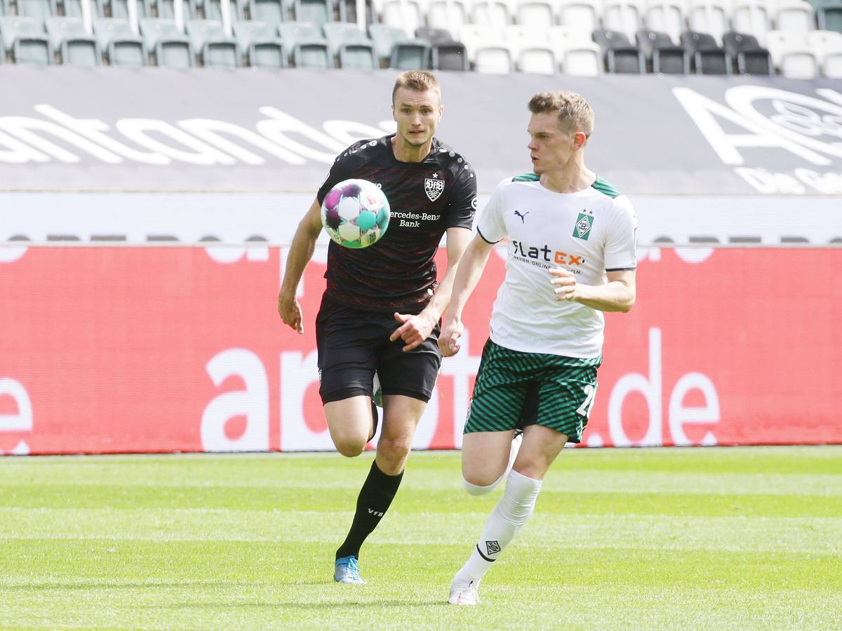Das Foto zeigt Stuttgarts Sasa Kalajdzic (l.) im Zweikampf mit Gladbachs Matthias Ginter (r.) beim Aufeinandertreffen beider Teams am 15. Mai 2021 im Borussia-Park.