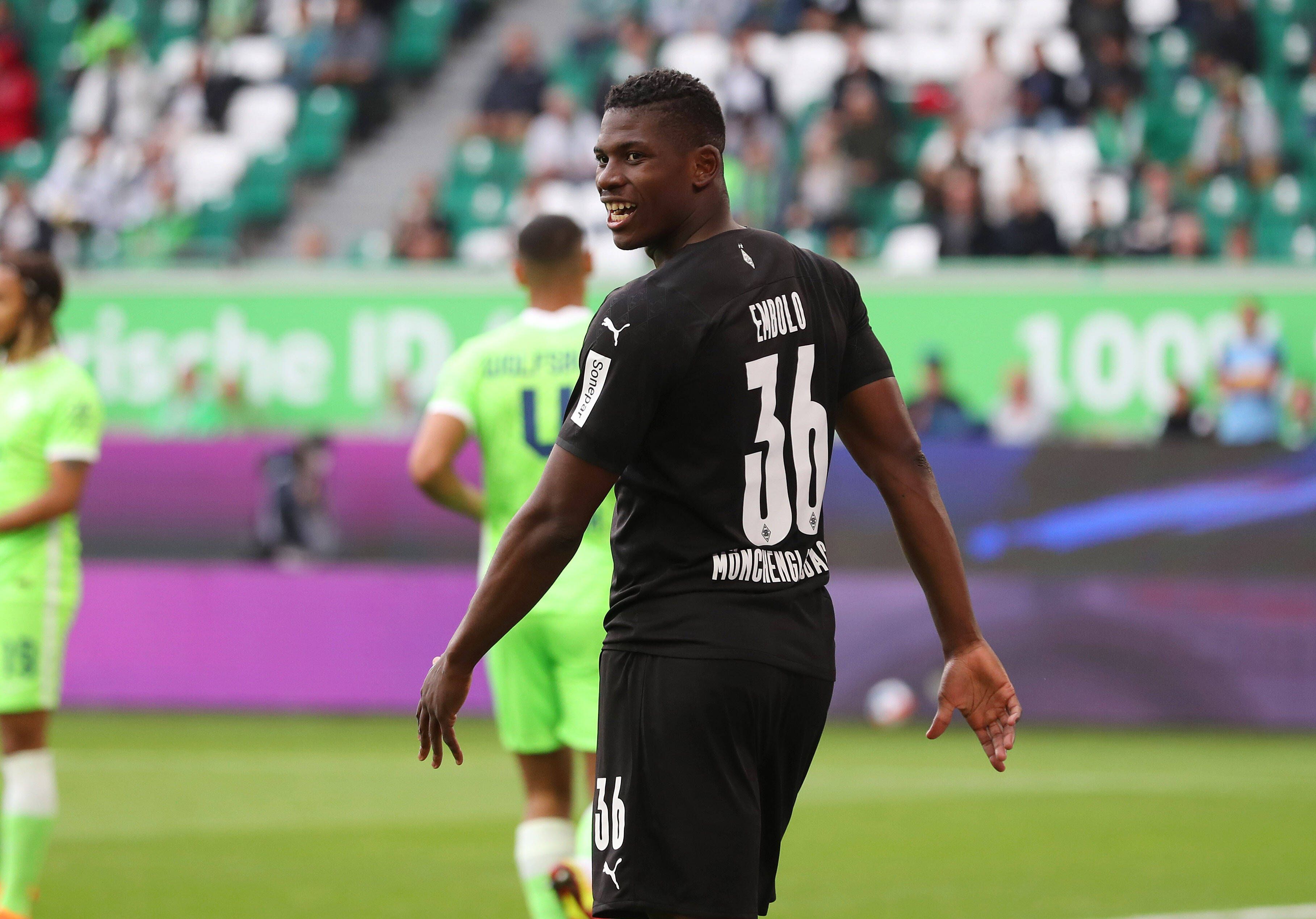 Breel Embolo, Stürmer von Borussia Mönchengladbach, schaut beim Bundesliga-Spiel beim VfL Wolfsburg am 2. Oktober 2021 lächelnd nach hinten.