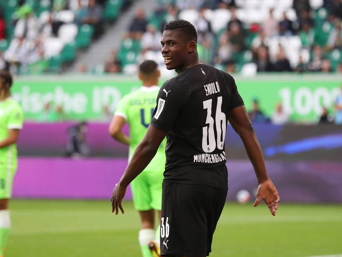 Breel Embolo, Stürmer von Borussia Mönchengladbach, schaut beim Bundesliga-Spiel beim VfL Wolfsburg am 2. Oktober 2021 lächelnd nach hinten.