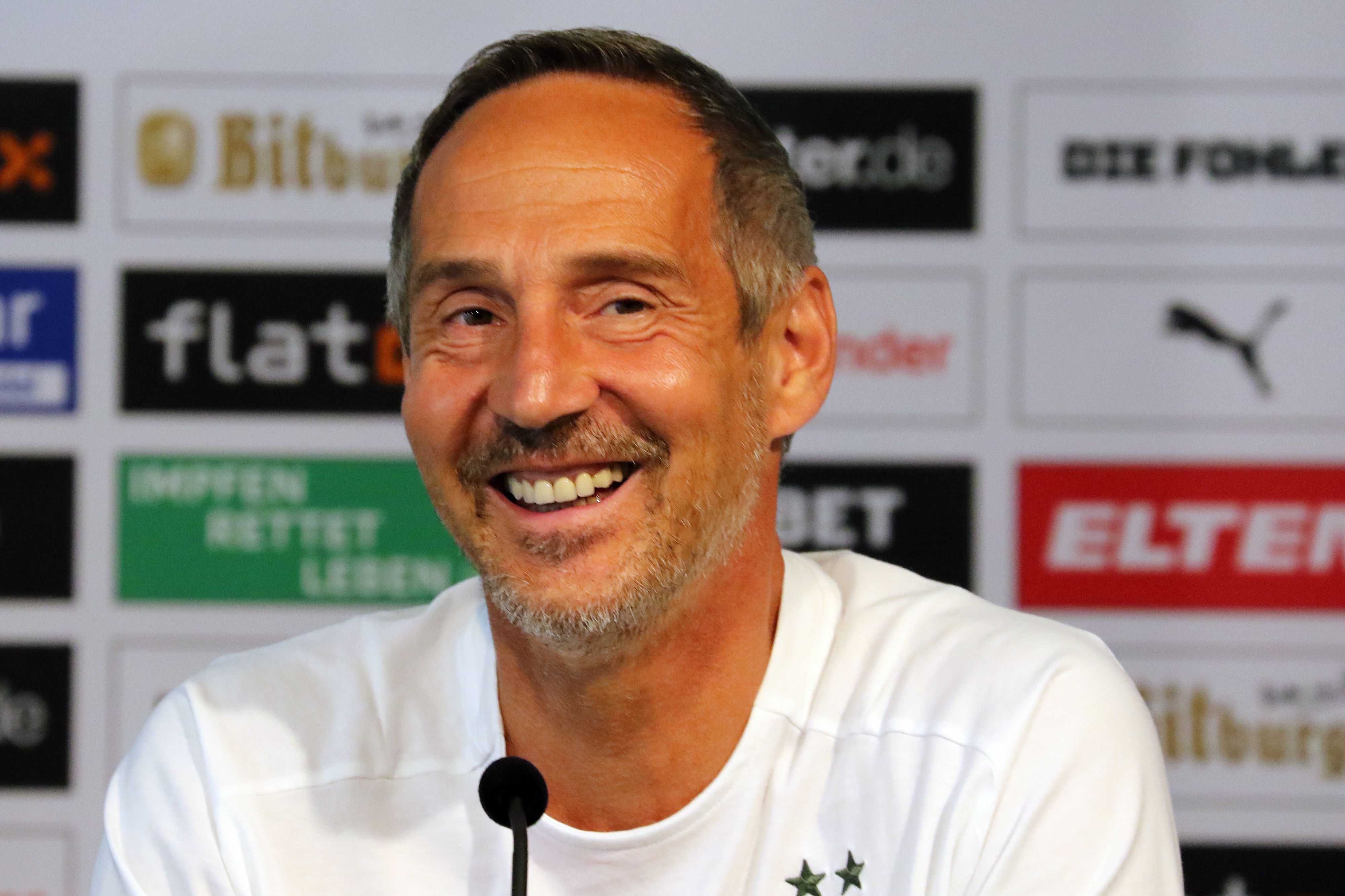 Adi Hütter, Trainer von Borussia Mönchengladbach, lacht bei einer Pressekonferenz der Fohlen am 12. August 2021.