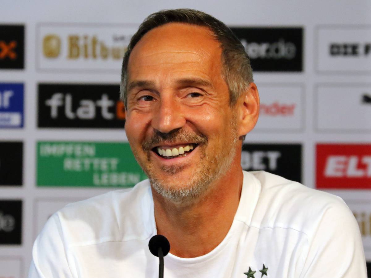 Adi Hütter, Trainer von Borussia Mönchengladbach, lacht bei einer Pressekonferenz der Fohlen am 12. August 2021.