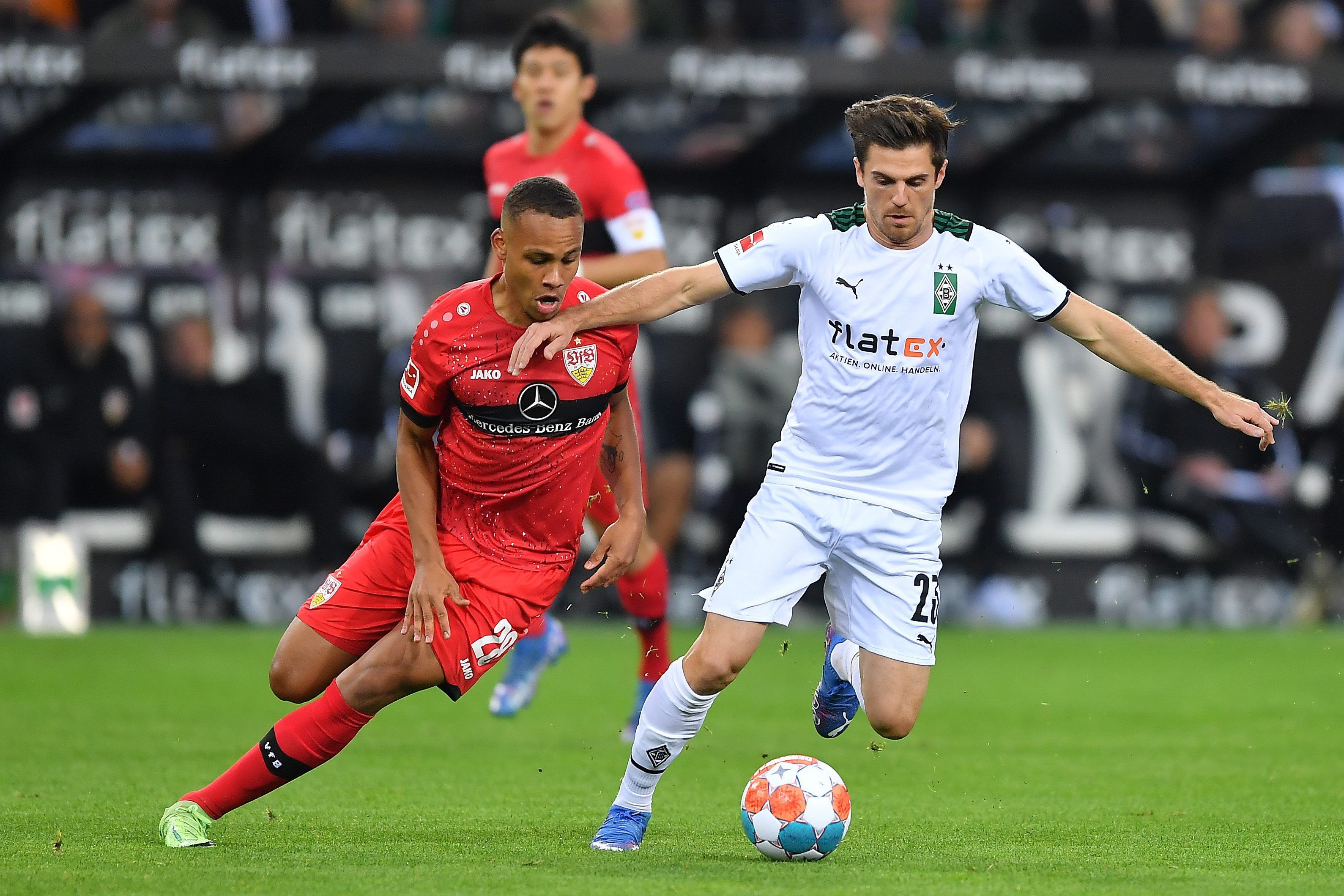 Nikolas Nartey vom VfB Stuttgart und Jonas Hofmann von Borussia Mönchengladbach beim Zweikampf im Bundesliga-Duell des 8. Spieltags am 16. Oktober 2021 im Borussia-Park.