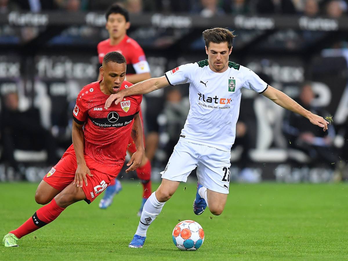 Nikolas Nartey vom VfB Stuttgart und Jonas Hofmann von Borussia Mönchengladbach beim Zweikampf im Bundesliga-Duell des 8. Spieltags am 16. Oktober 2021 im Borussia-Park.