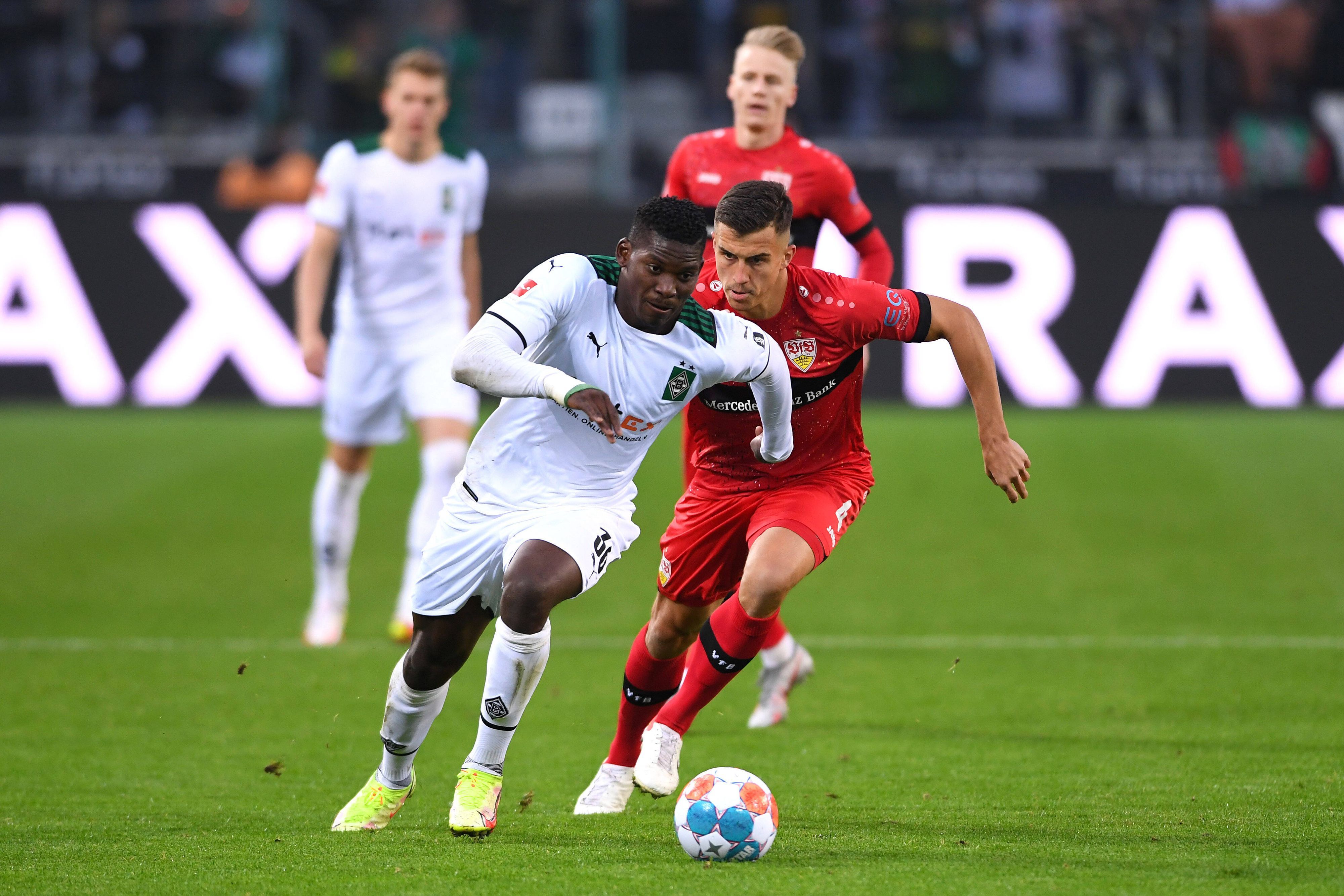 Breel Embolo (l.) von Borussia Mönchengladbach im Sprintduell mit Marc Oliver Kempf (r.) von Stuttgart am 16. Oktober 2021.