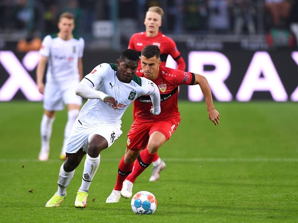 Breel Embolo (l.) von Borussia Mönchengladbach im Sprintduell mit Marc Oliver Kempf (r.) von Stuttgart am 16. Oktober 2021.