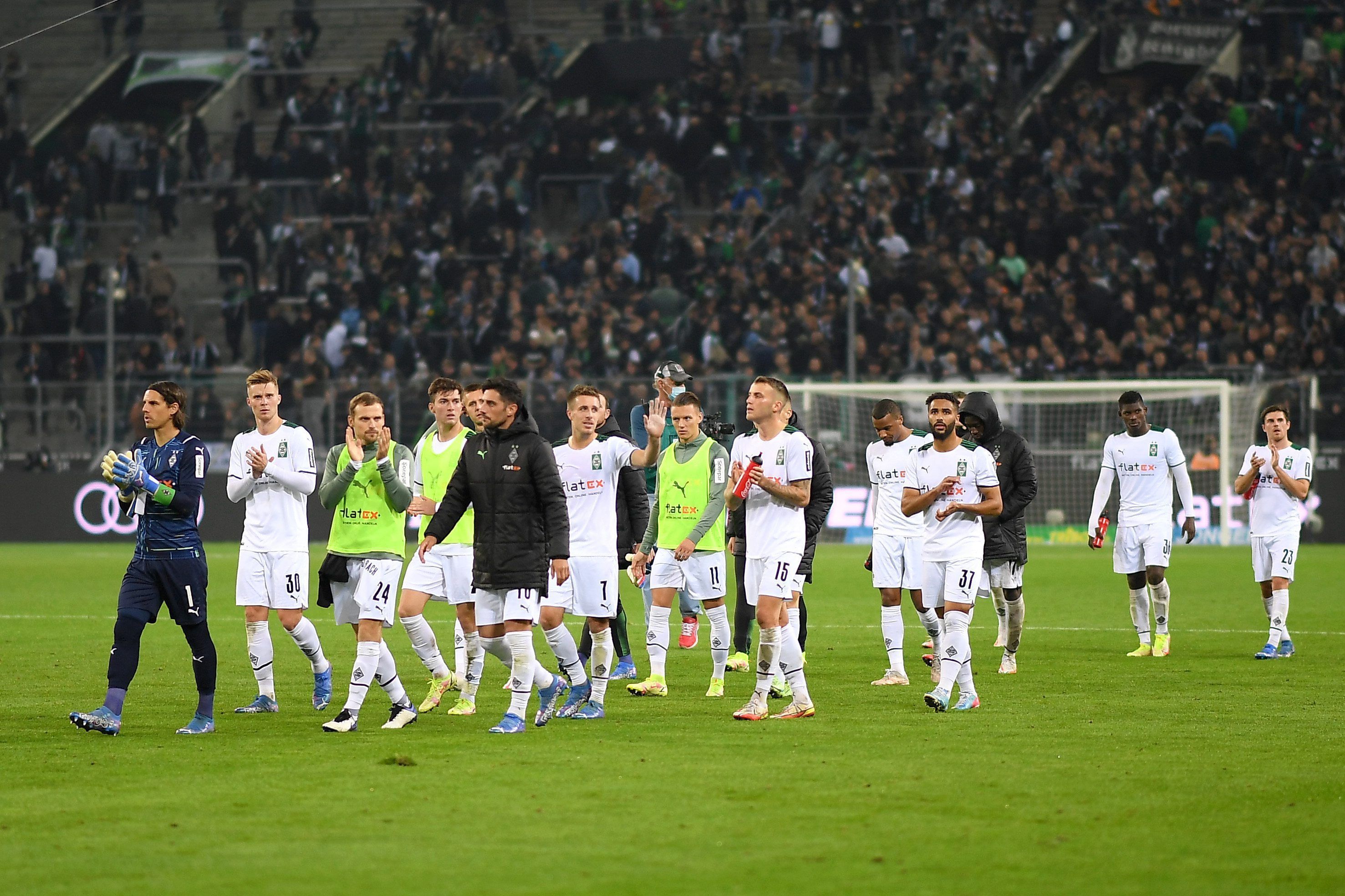 Das Team von Borussia Mönchengladbach applaudiert nach der Partie gegen den VfB Stuttgart am 16. Oktober 2021 den Fans im Borussia-Park.