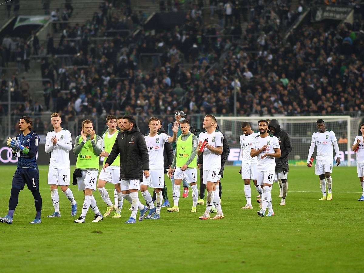 Das Team von Borussia Mönchengladbach applaudiert nach der Partie gegen den VfB Stuttgart am 16. Oktober 2021 den Fans im Borussia-Park.