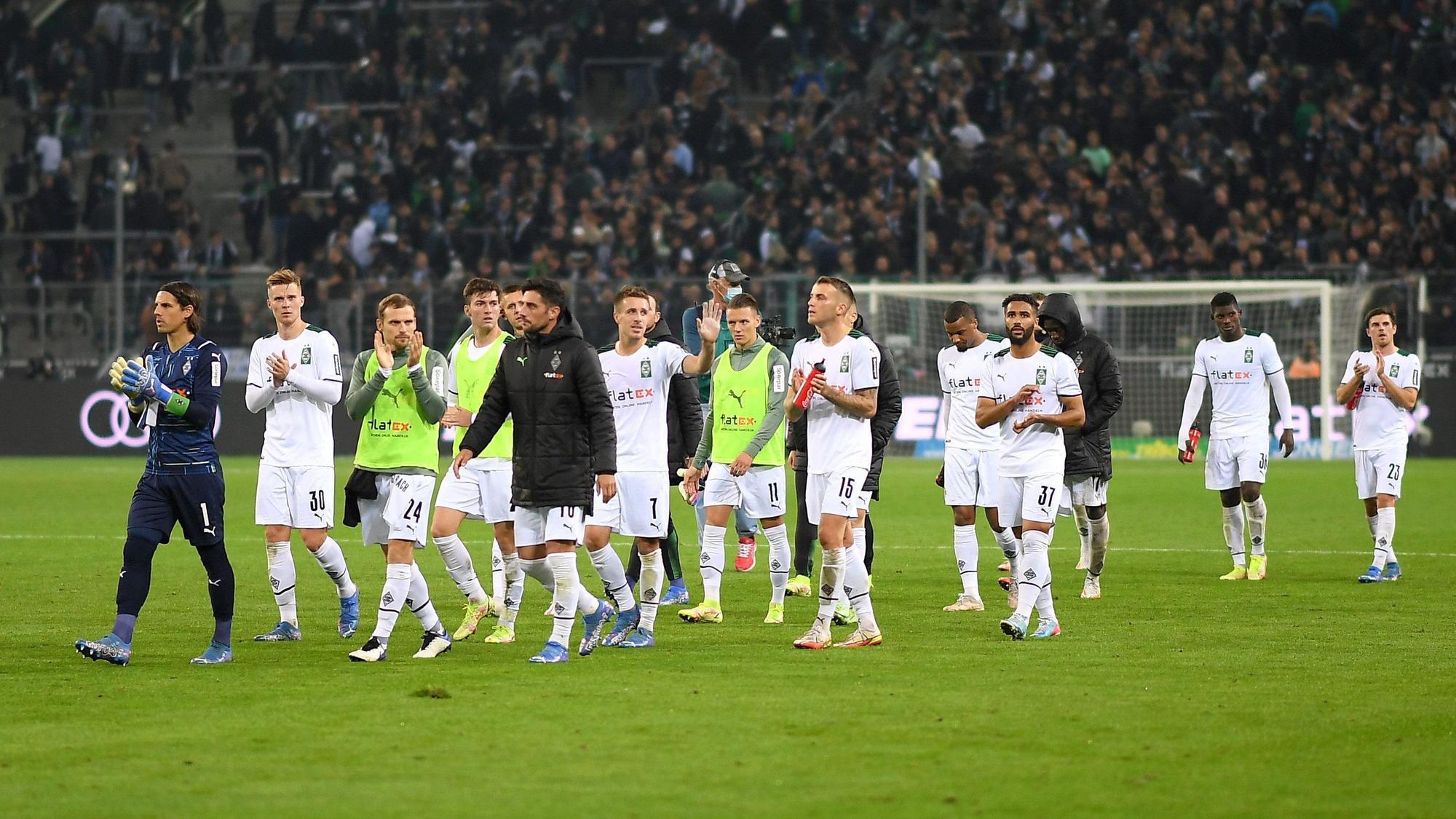 Das Team von Borussia Mönchengladbach applaudiert nach der Partie gegen den VfB Stuttgart am 16. Oktober 2021 den Fans im Borussia-Park.