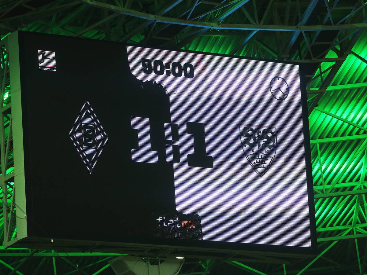 Die Anzeigetafel im Borussia-Park zeigt das Endergebnis (1:1) nach dem Duell zwischen Borussia Mönchengladbach und dem VfB Stuttgart am 16.Oktober. 2021.