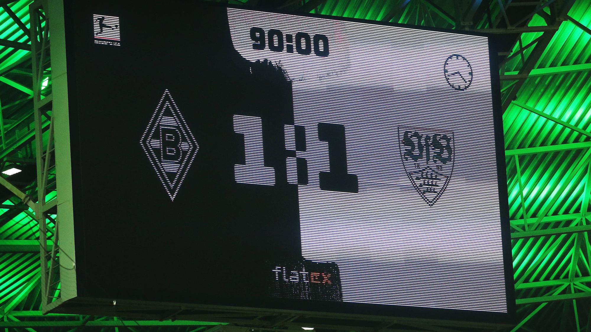 Die Anzeigetafel im Borussia-Park zeigt das Endergebnis (1:1) nach dem Duell zwischen Borussia Mönchengladbach und dem VfB Stuttgart am 16.Oktober. 2021.