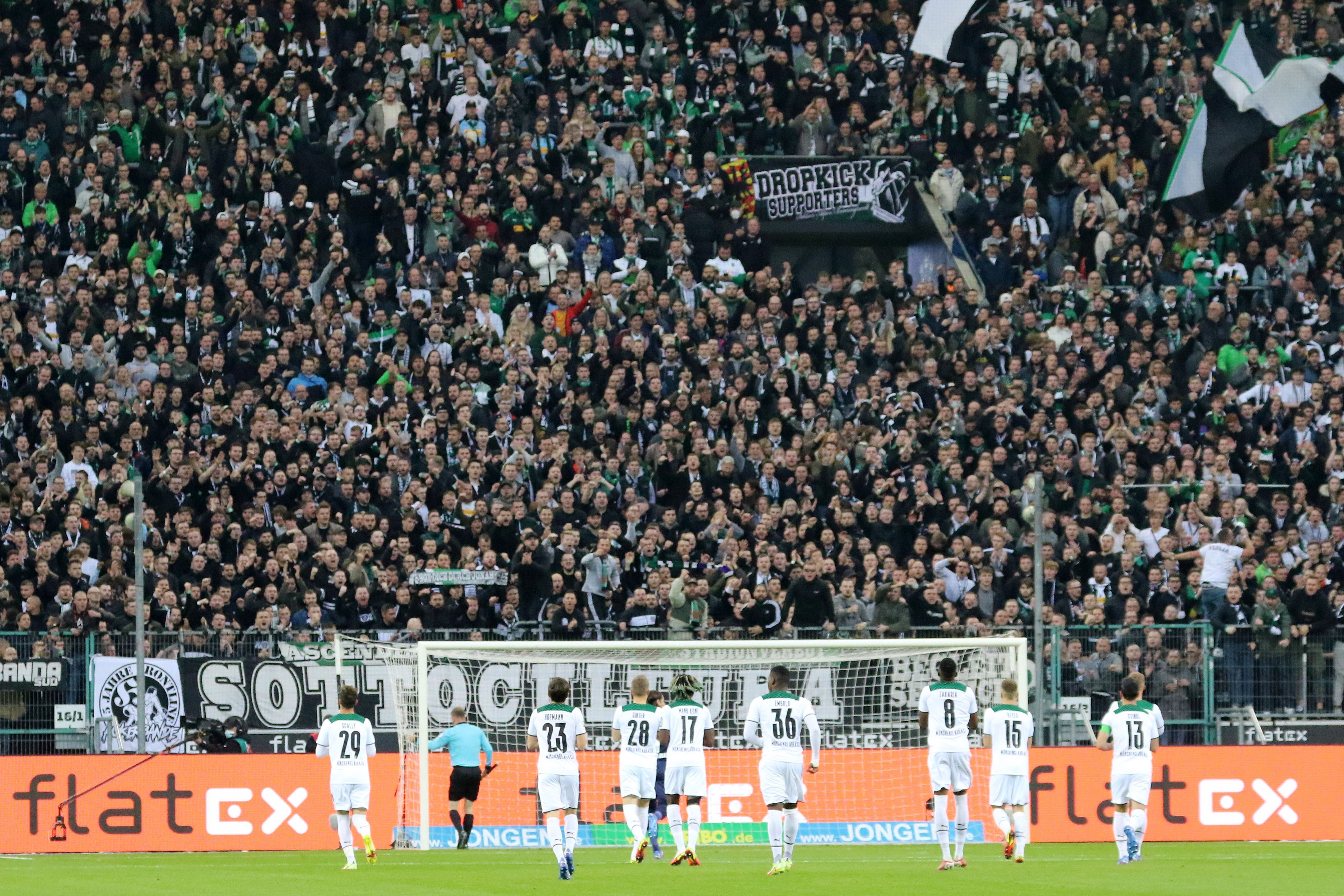 Teile der Mannschaft von Borussia Mönchengladbach klatschen vor der Nordkurve mit den Fans nach dem Bundesligaspiel gegen den VfB Stuttgart am 16. Oktober 2021.