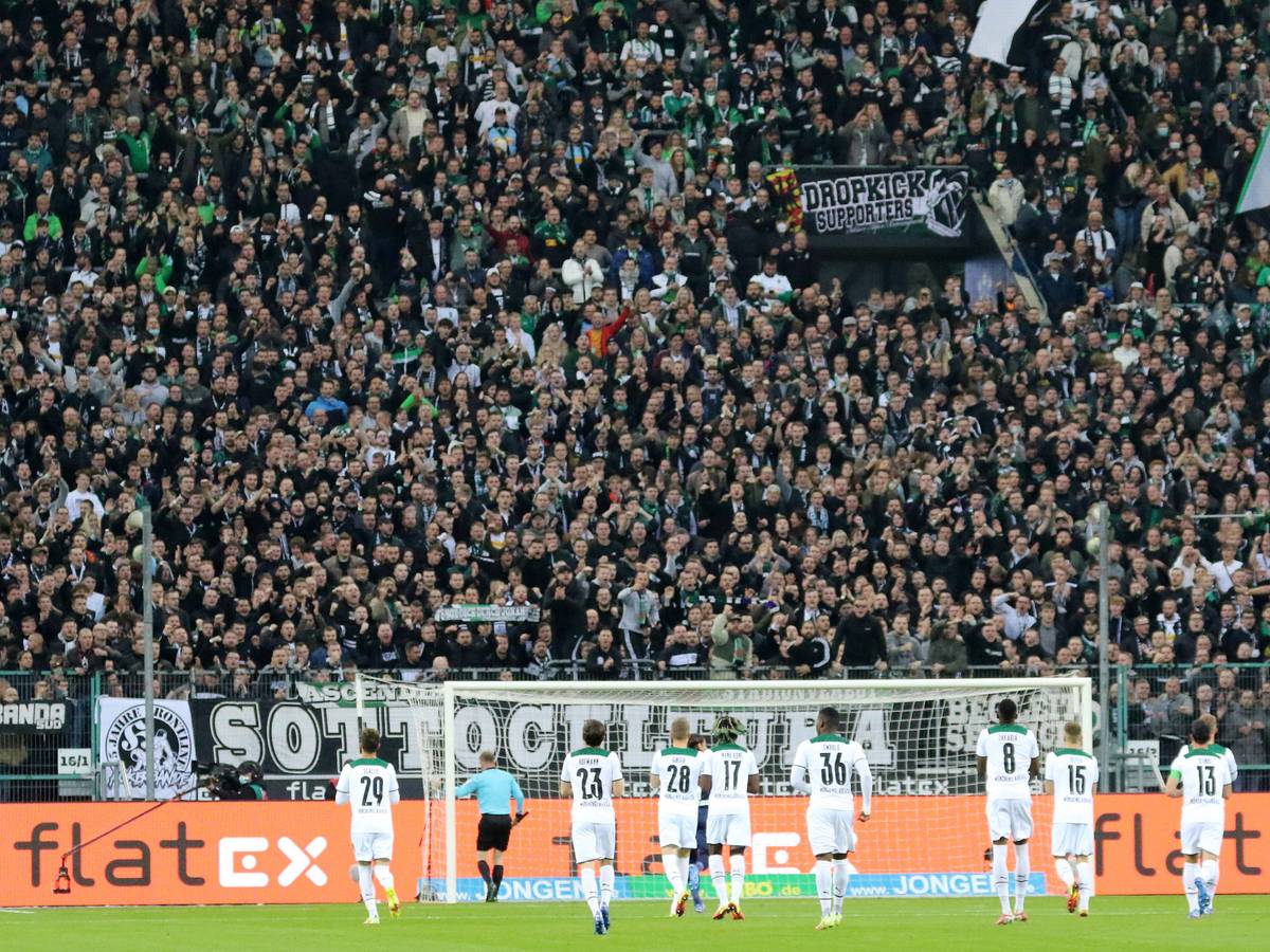 Teile der Mannschaft von Borussia Mönchengladbach klatschen vor der Nordkurve mit den Fans nach dem Bundesligaspiel gegen den VfB Stuttgart am 16. Oktober 2021.