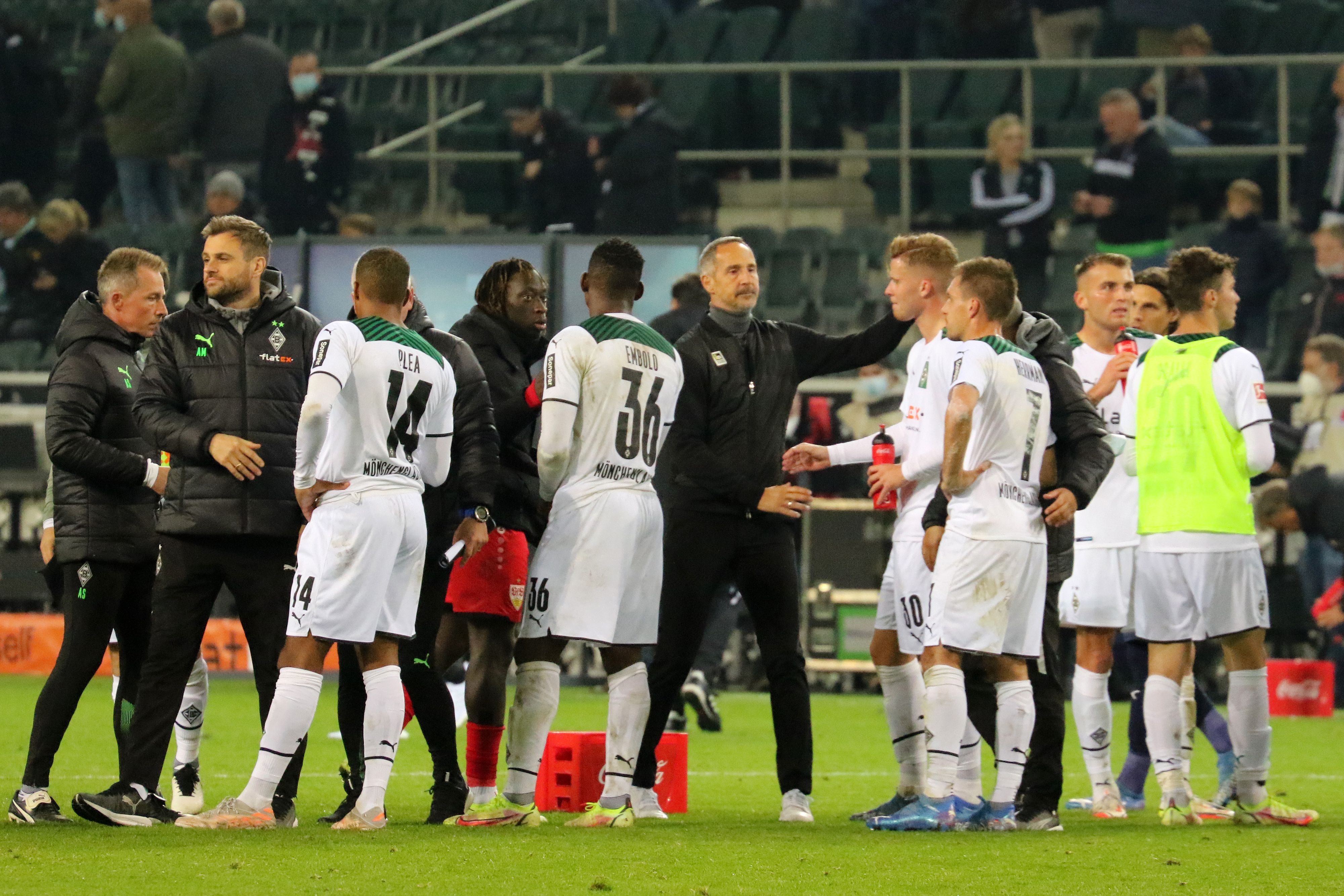 Die Mannschaft von Borussia Mönchengladbach steht enttäuscht auf dem Platz nach dem 1:1 gegen den VfB Stuttgart am 16. Oktober 2021.