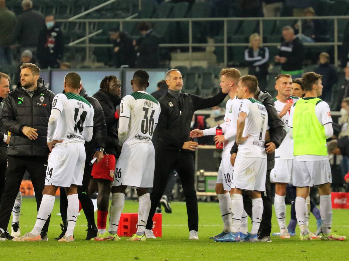 Die Mannschaft von Borussia Mönchengladbach steht enttäuscht auf dem Platz nach dem 1:1 gegen den VfB Stuttgart am 16. Oktober 2021.