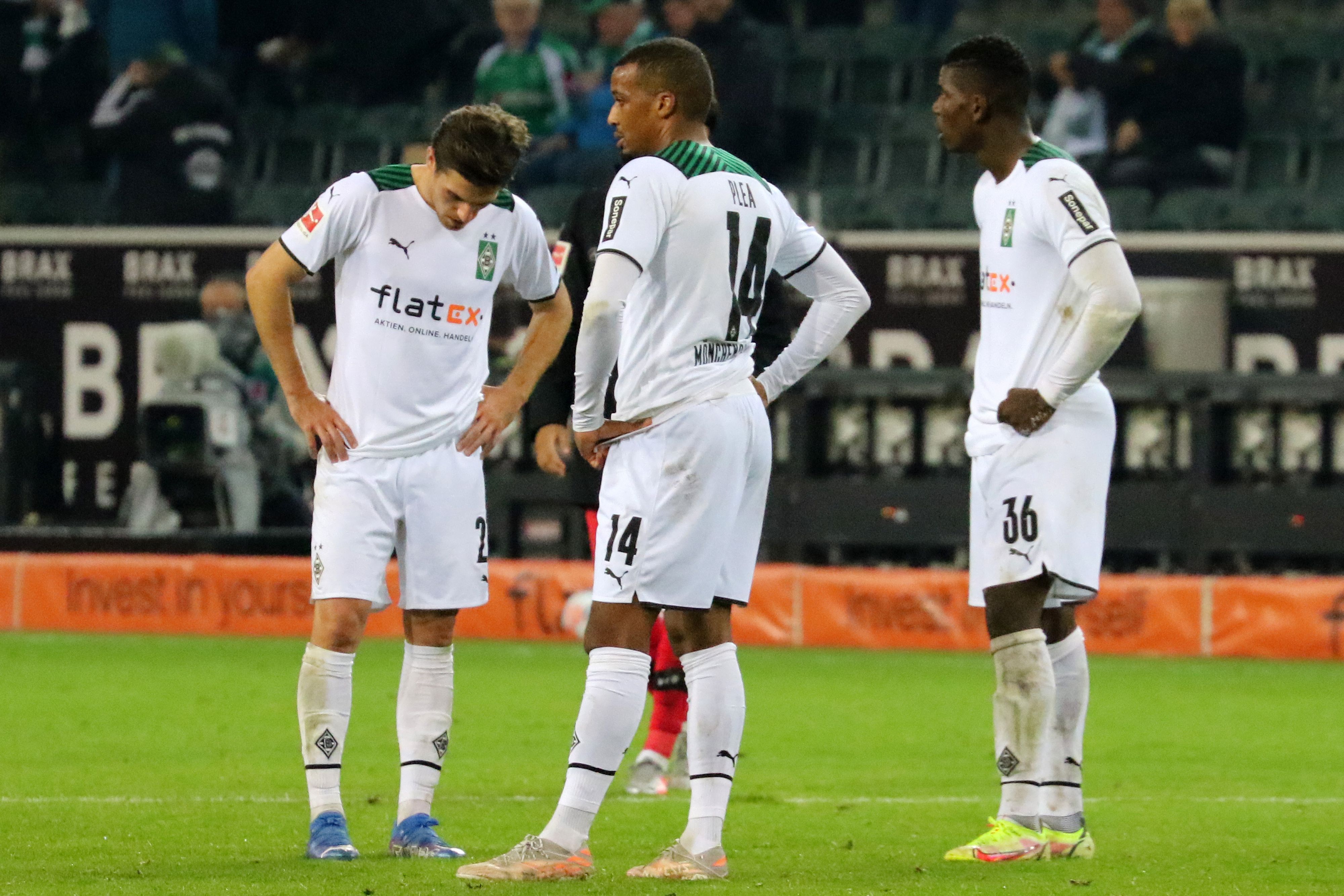 Jonas Hofmann, Alassane Plea und Breel Embolo (v.l.n.r.) von Borussia Mönchengladbach schauen enttäuscht nach dem 1:1 gegen den VfB Stuttgart am 16. Oktober 2021.