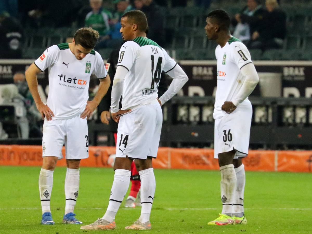 Jonas Hofmann, Alassane Plea und Breel Embolo (v.l.n.r.) von Borussia Mönchengladbach schauen enttäuscht nach dem 1:1 gegen den VfB Stuttgart am 16. Oktober 2021.