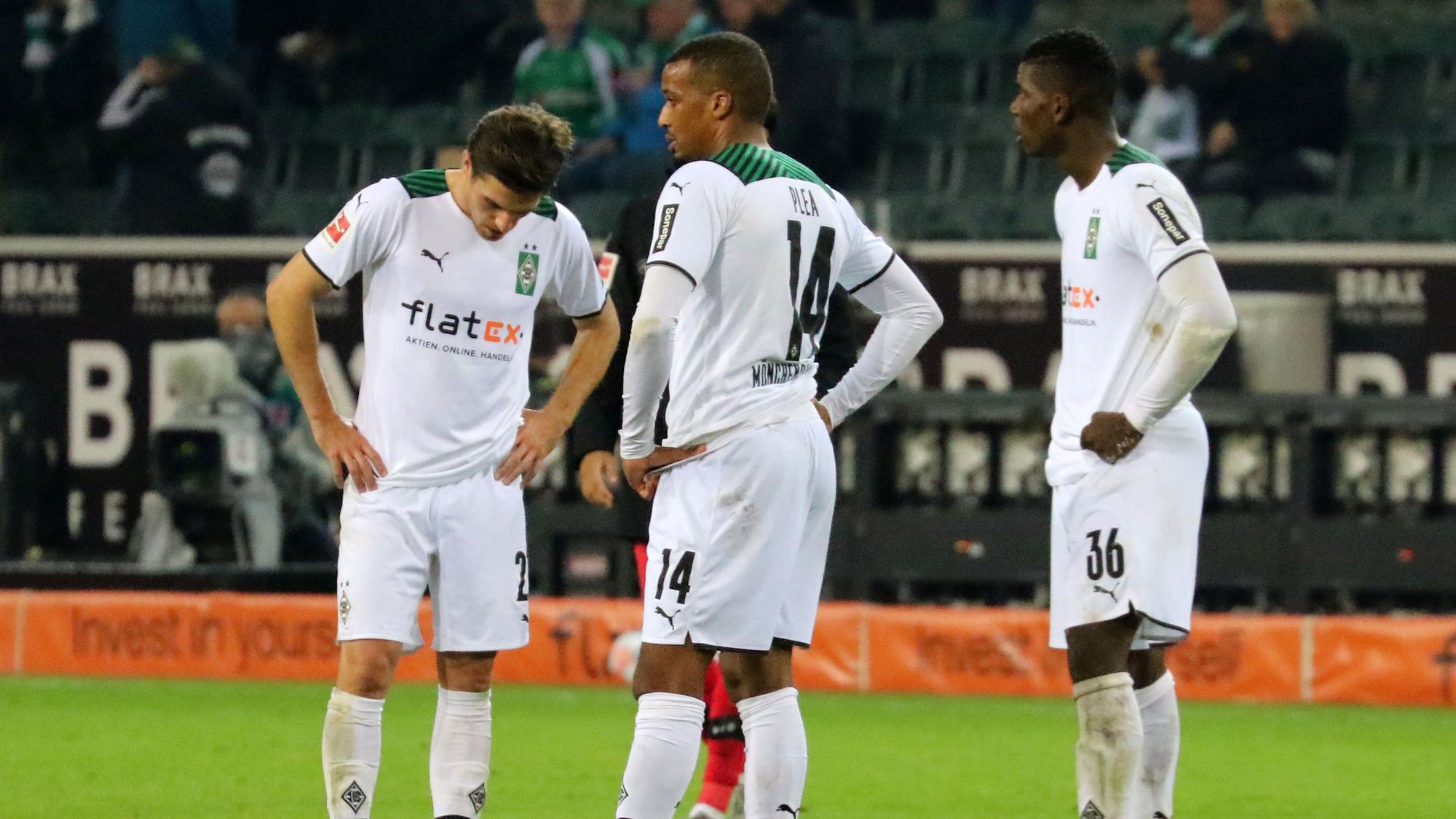 Jonas Hofmann, Alassane Plea und Breel Embolo (v.l.n.r.) von Borussia Mönchengladbach schauen enttäuscht nach dem 1:1 gegen den VfB Stuttgart am 16. Oktober 2021.