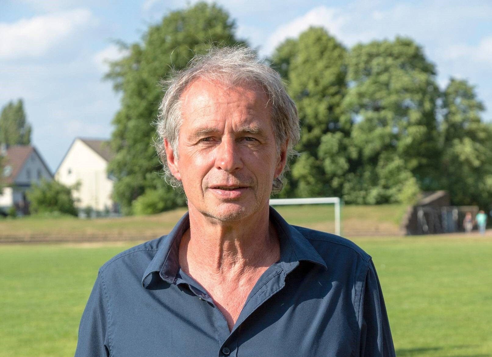 Horst Wohlers, ehemaliger Spieler von Borussia Mönchengladbach, hier am 13. Juni 2015, lächelt freundlich in die Kamera.