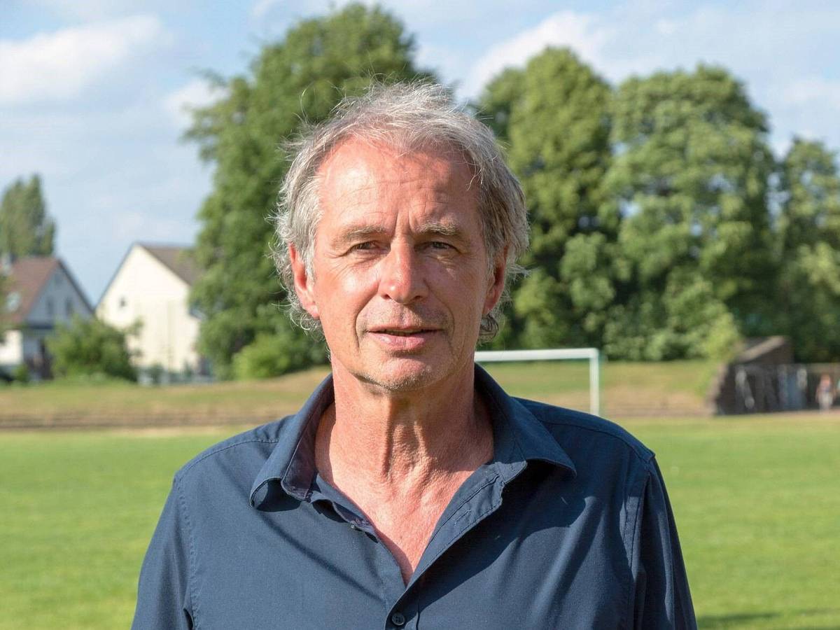 Horst Wohlers, ehemaliger Spieler von Borussia Mönchengladbach, hier am 13. Juni 2015, lächelt freundlich in die Kamera.