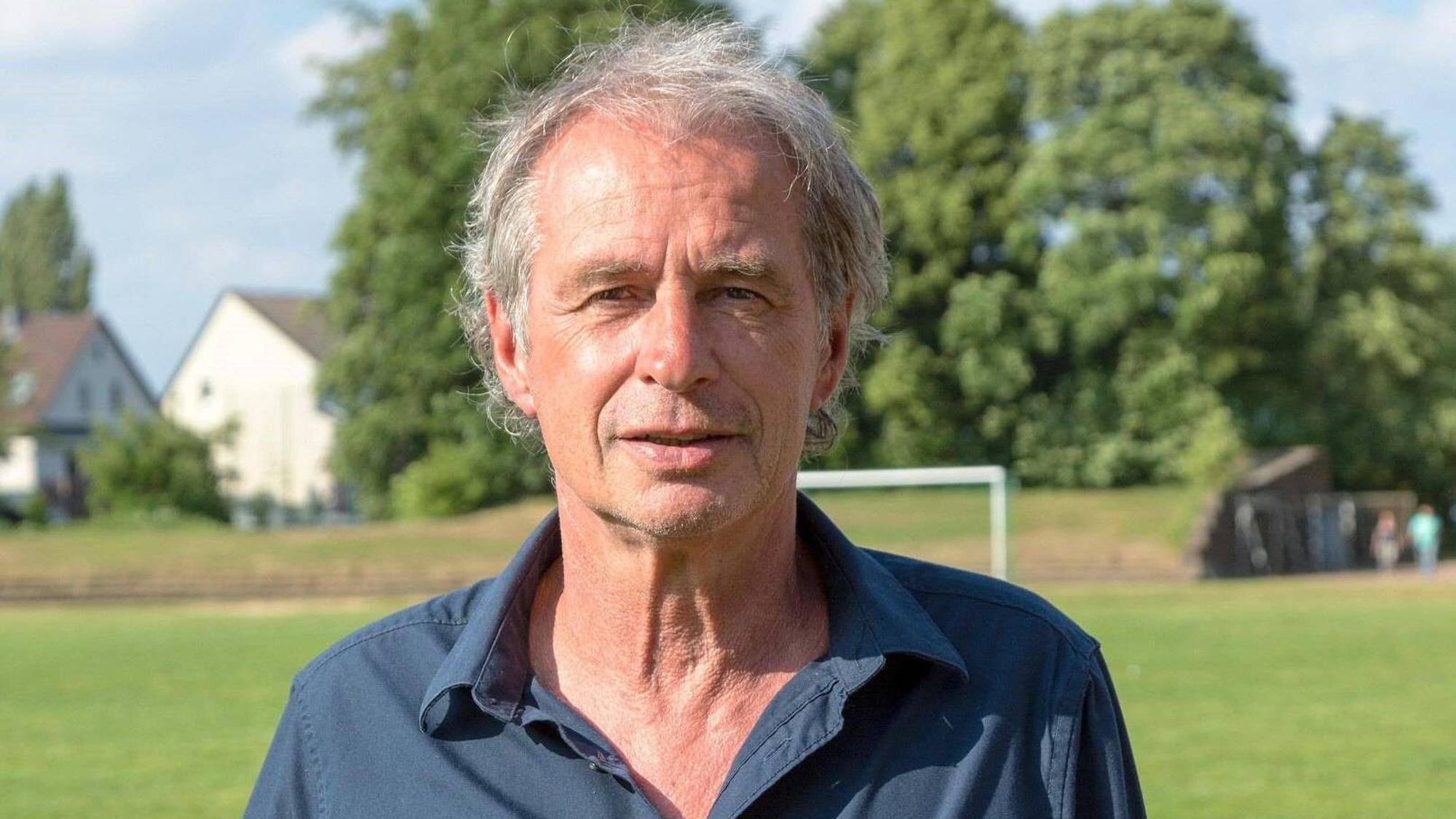Horst Wohlers, ehemaliger Spieler von Borussia Mönchengladbach, hier am 13. Juni 2015, lächelt freundlich in die Kamera.